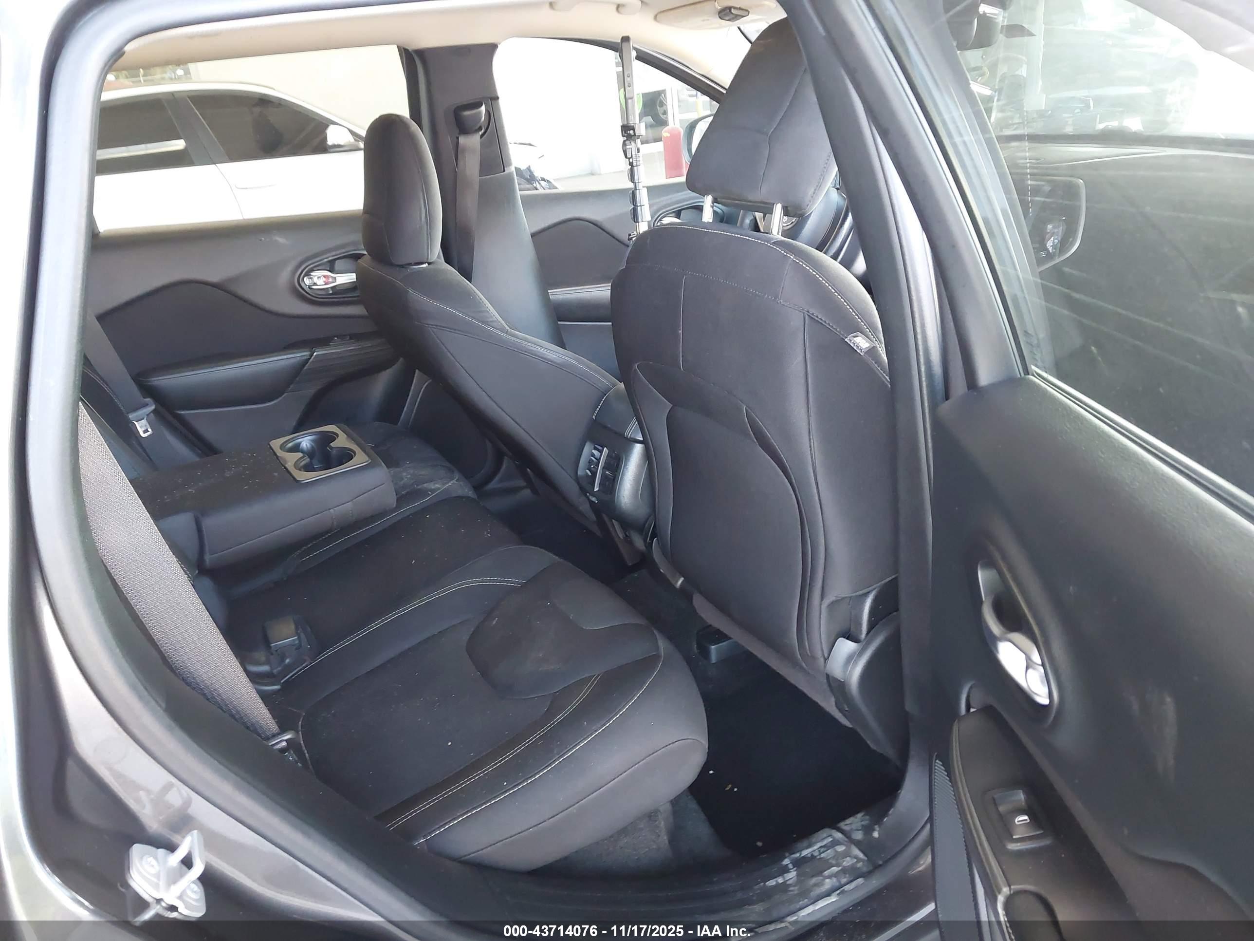 JEEP CHEROKEE image 8