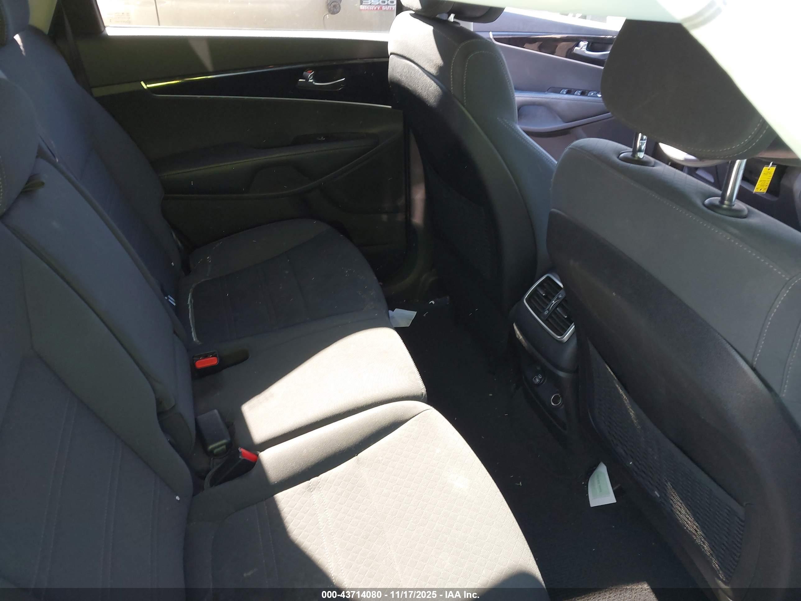 KIA SORENTO image 8