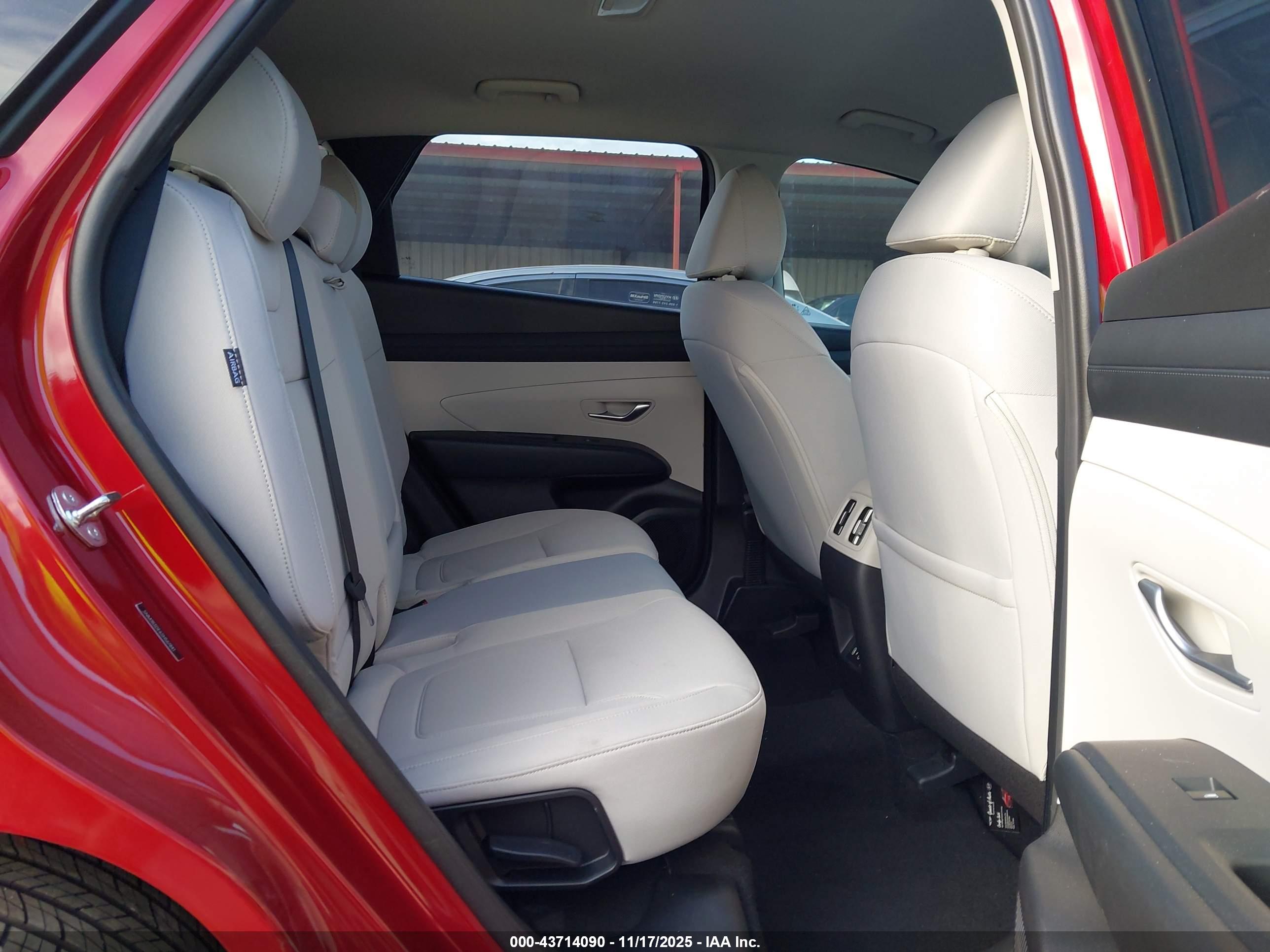 HYUNDAI TUCSON image 8