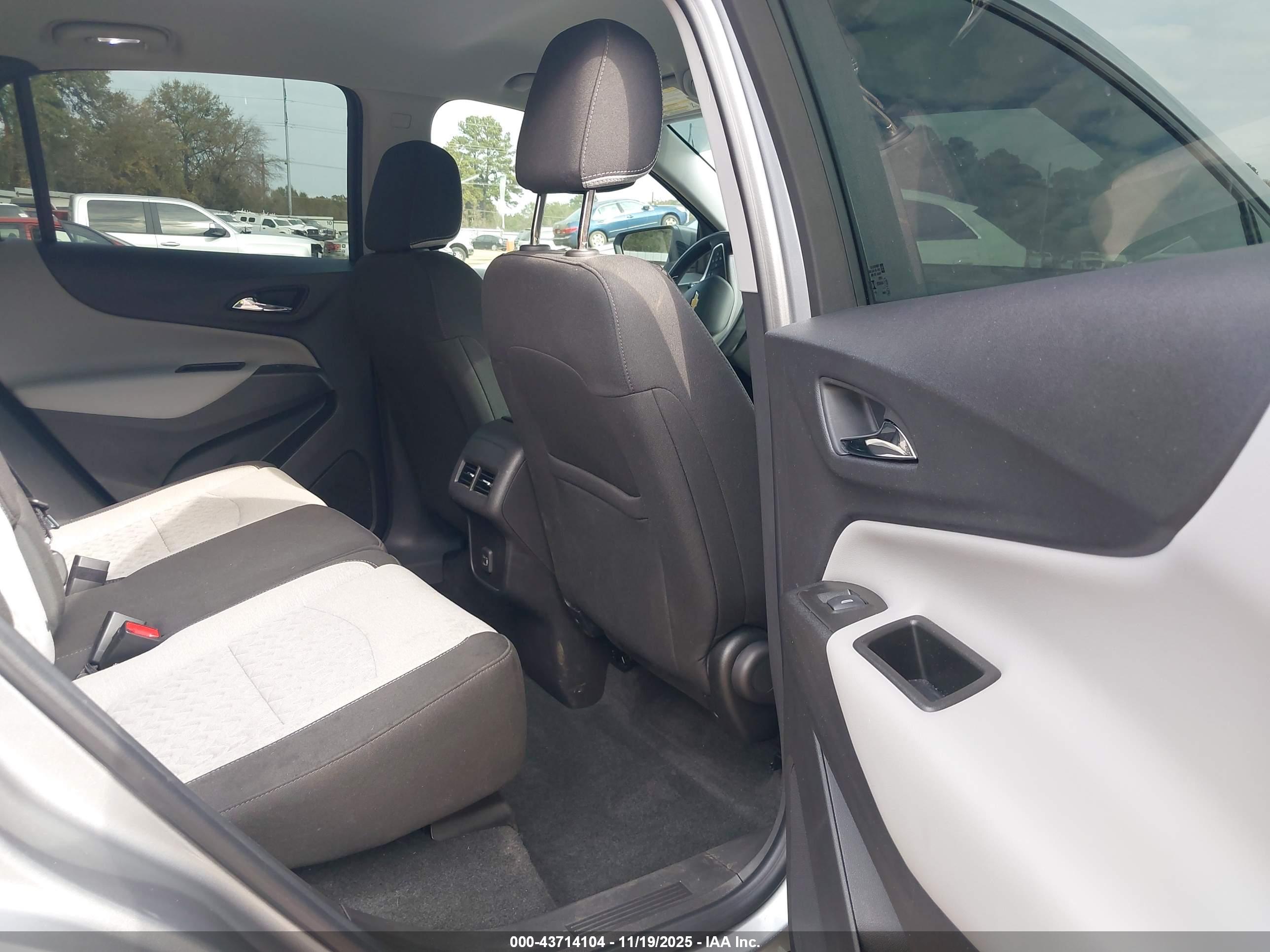CHEVROLET EQUINOX image 8