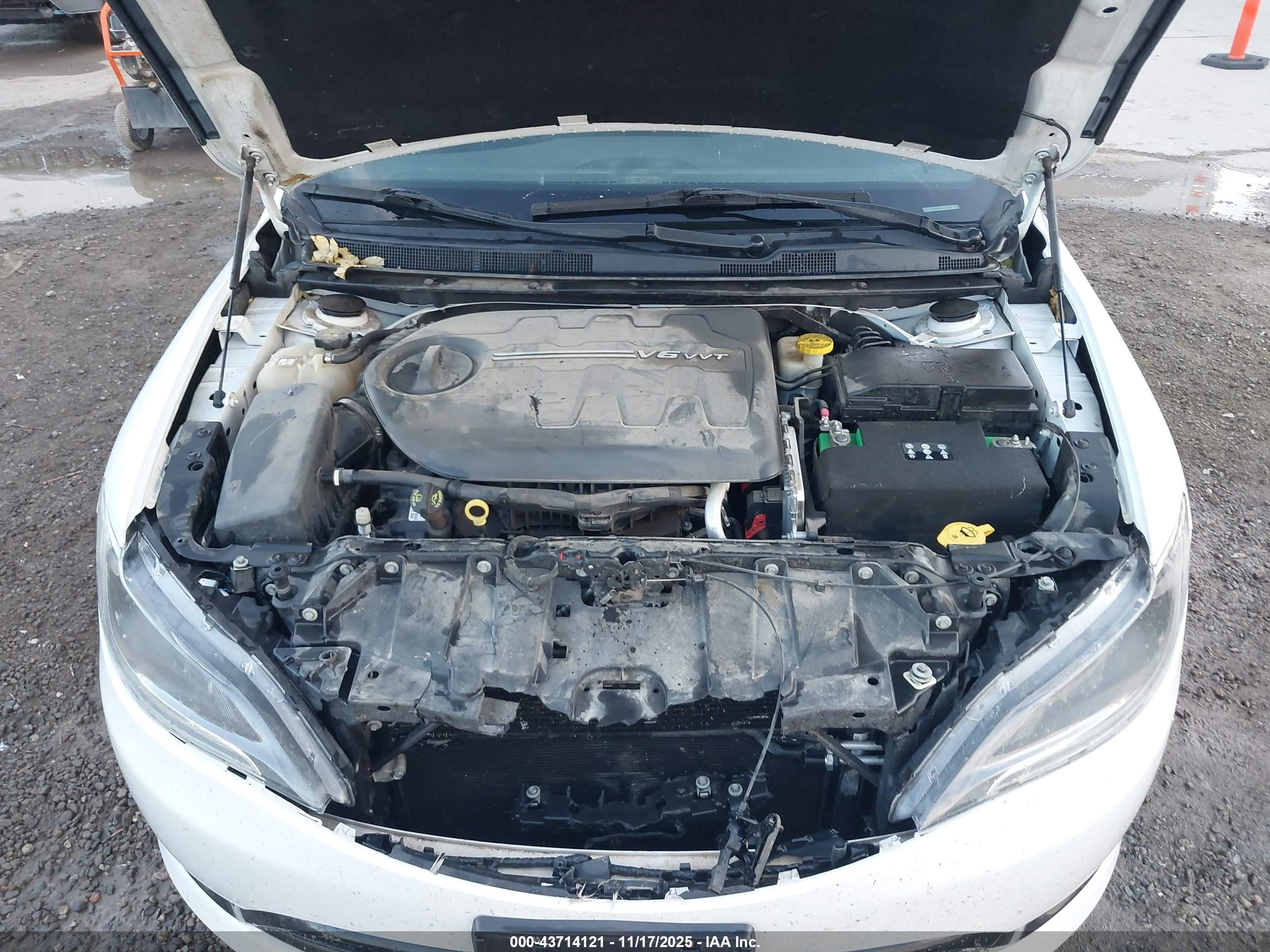 CHRYSLER 200 image 10