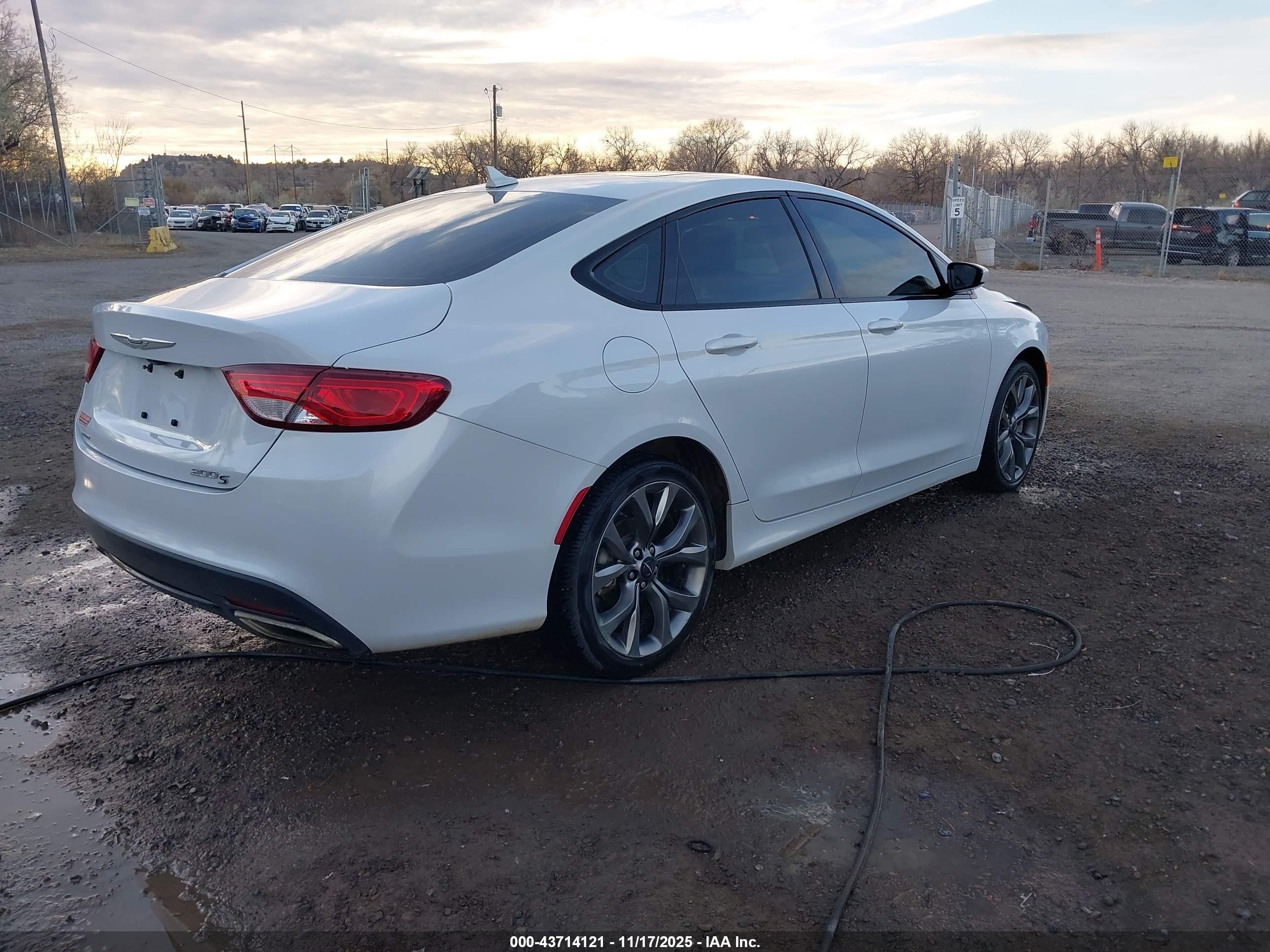 CHRYSLER 200 image 4