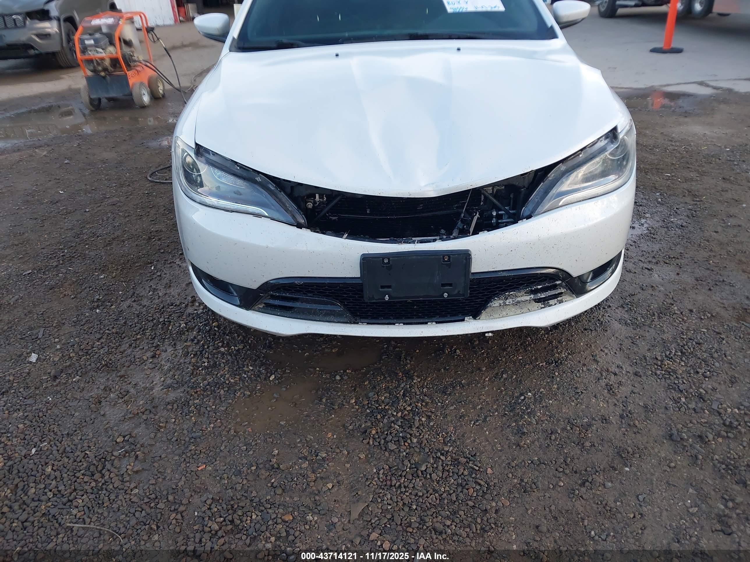 CHRYSLER 200 image 6