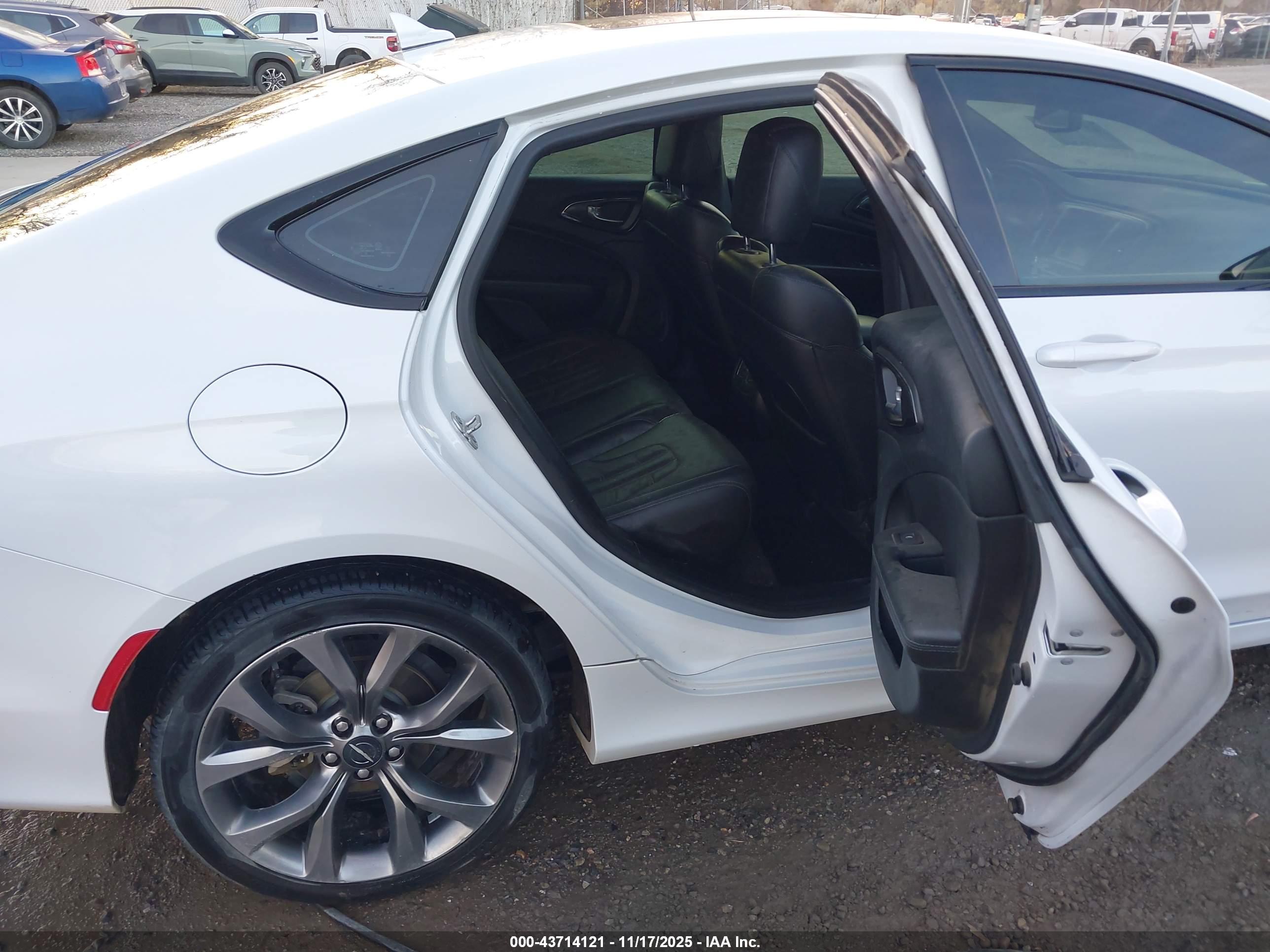 CHRYSLER 200 image 8