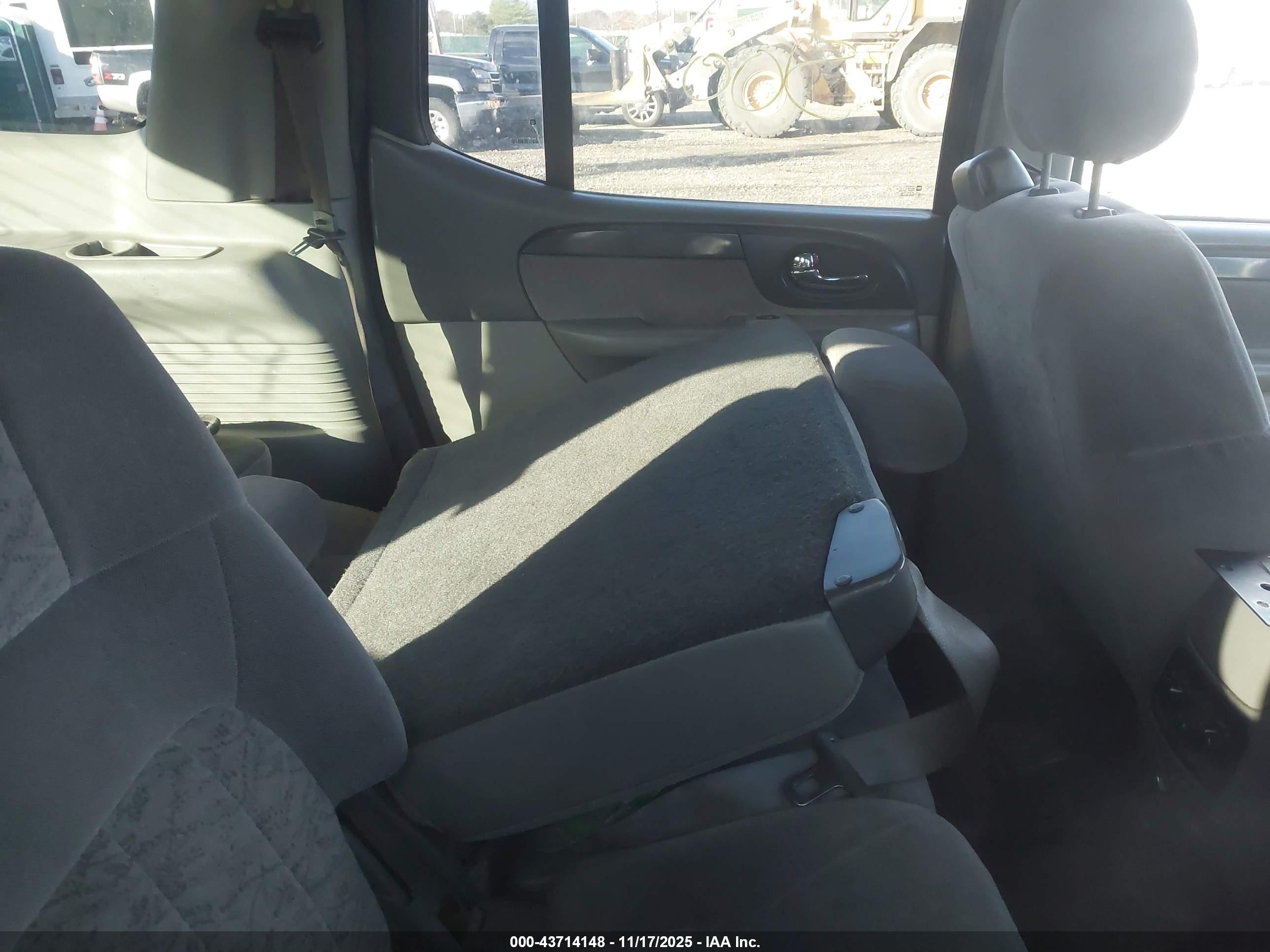 GMC ENVOY image 8