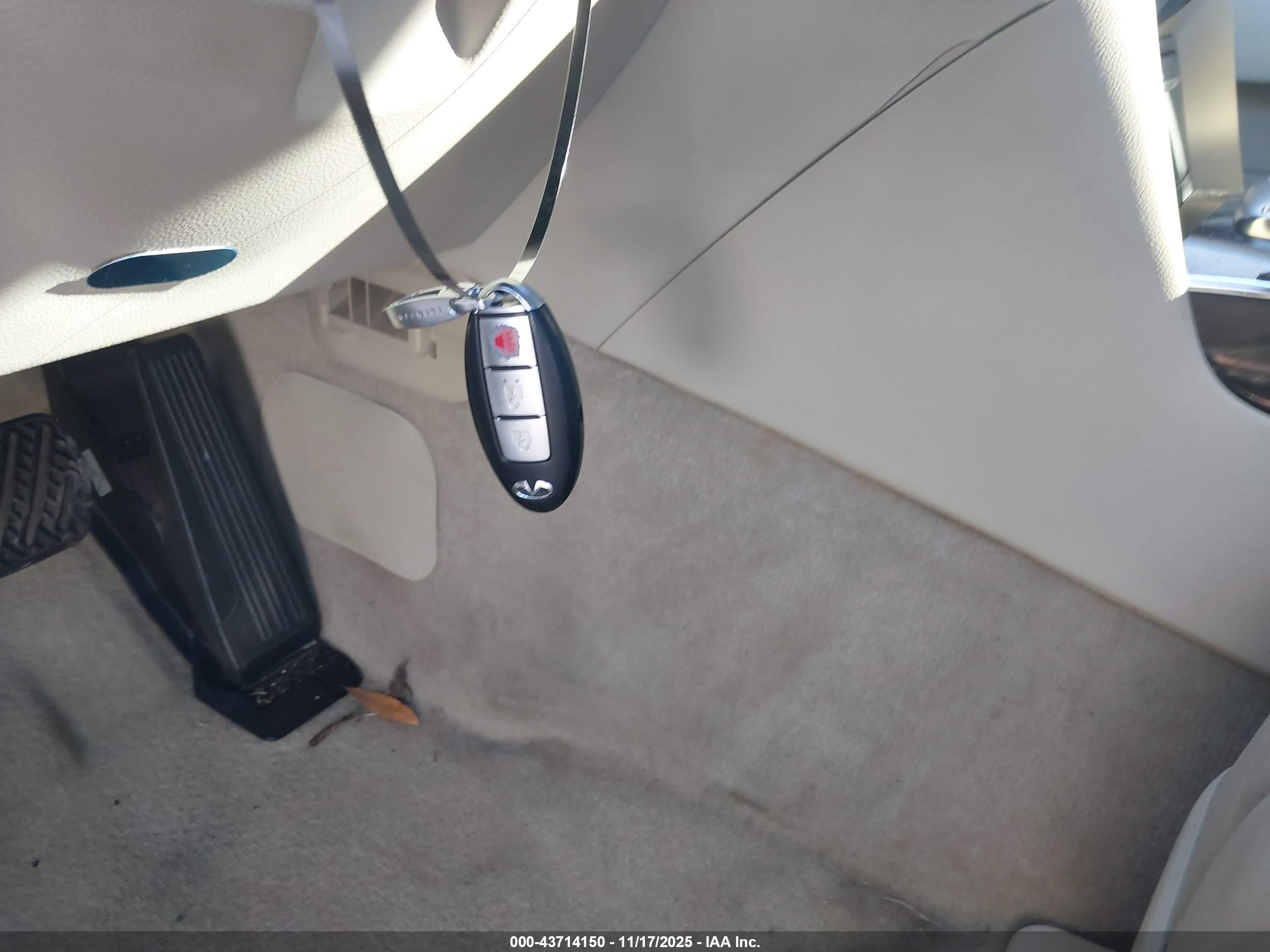 INFINITI FX35 image 11