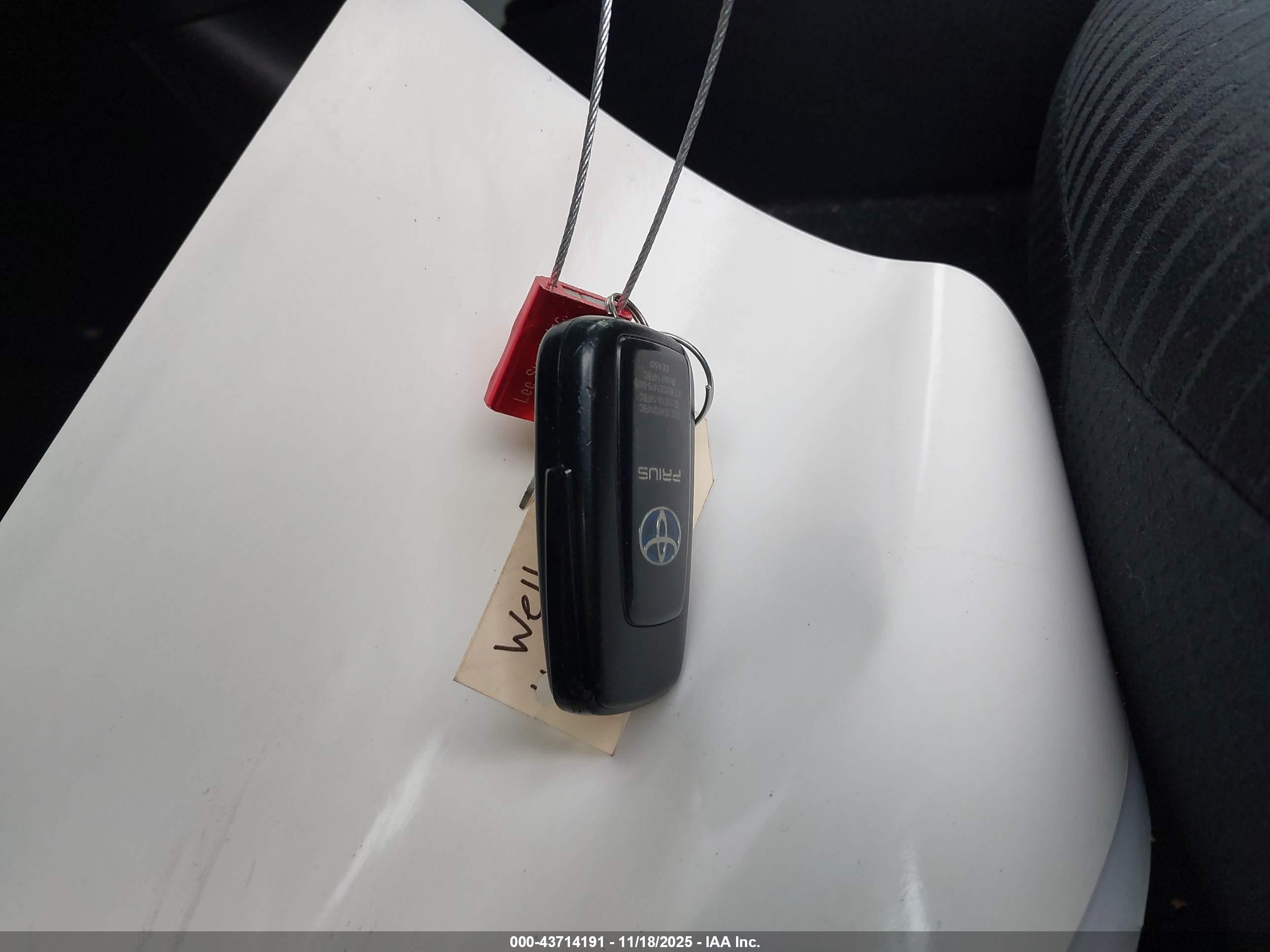 TOYOTA PRIUS image 11