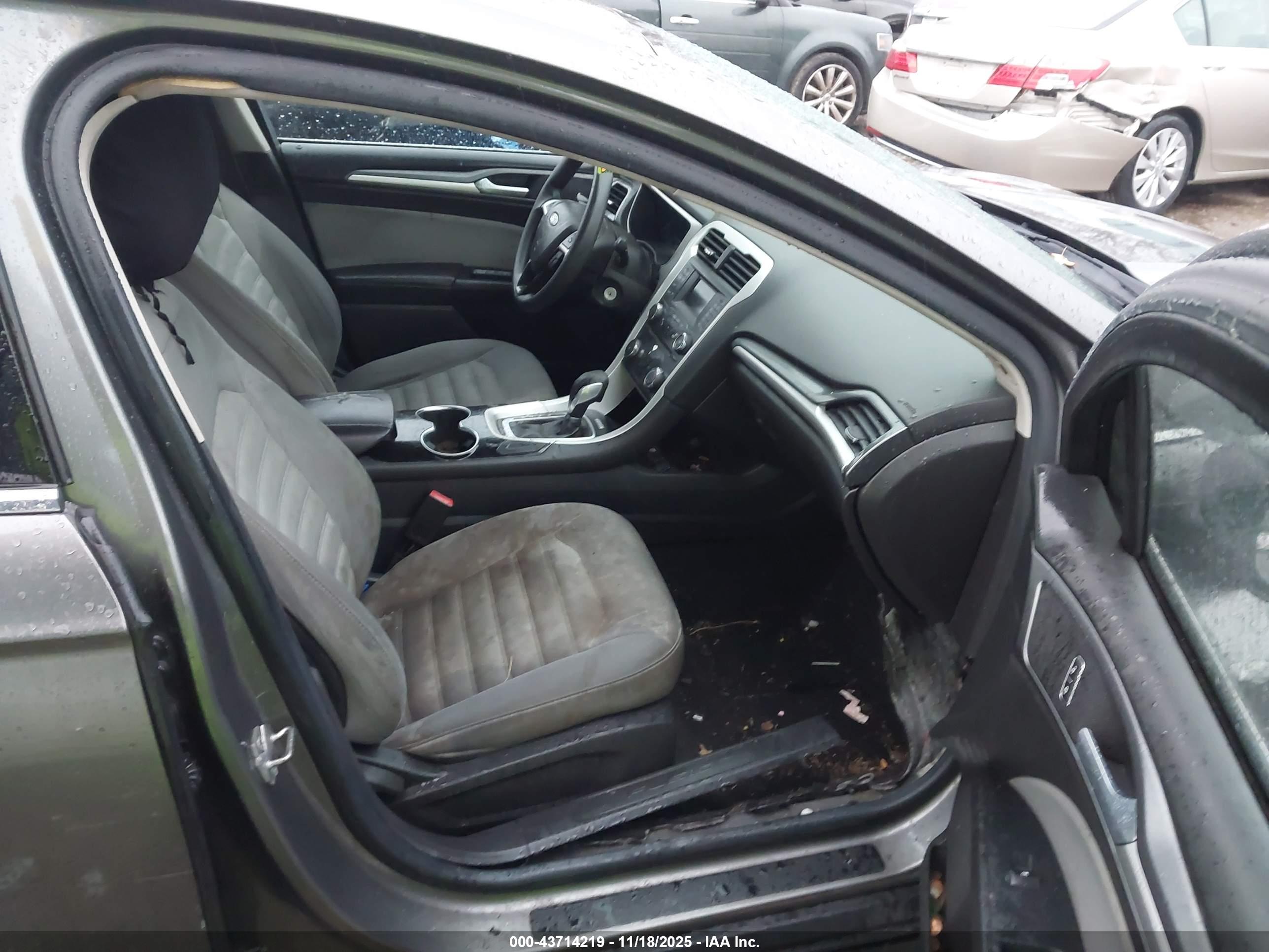 FORD FUSION image 5