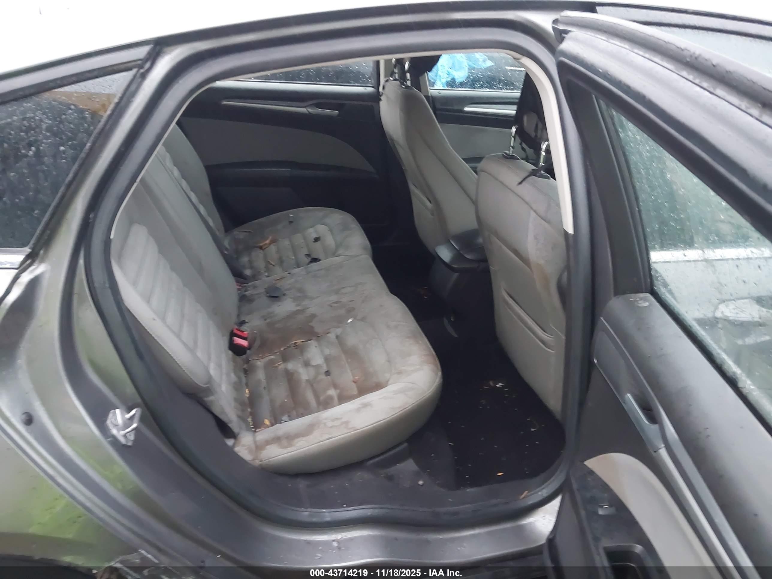 FORD FUSION image 8