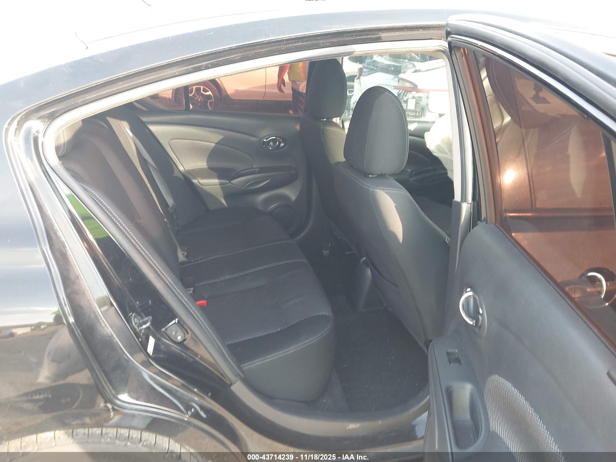 NISSAN VERSA image 8