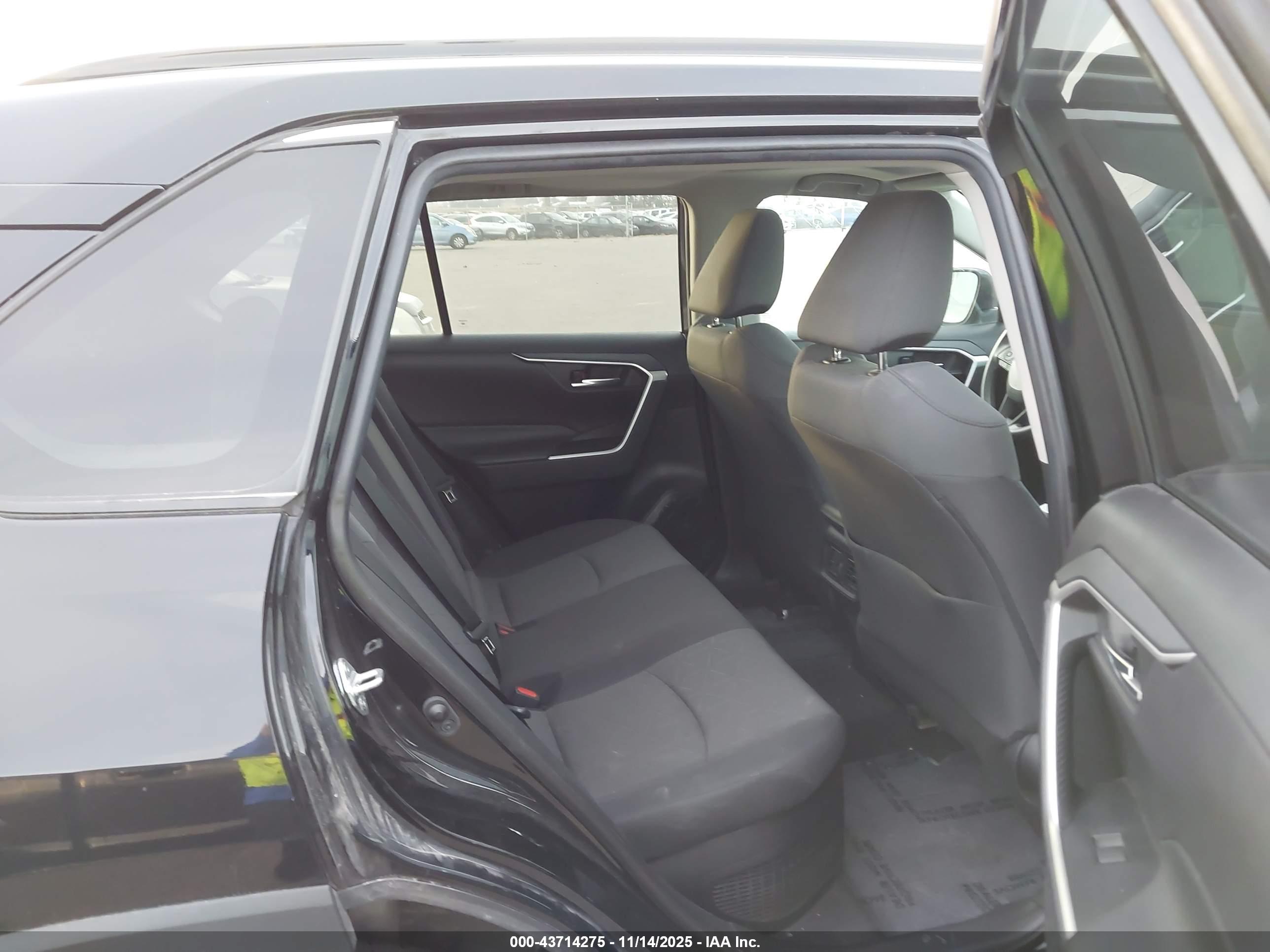 TOYOTA RAV4 image 8