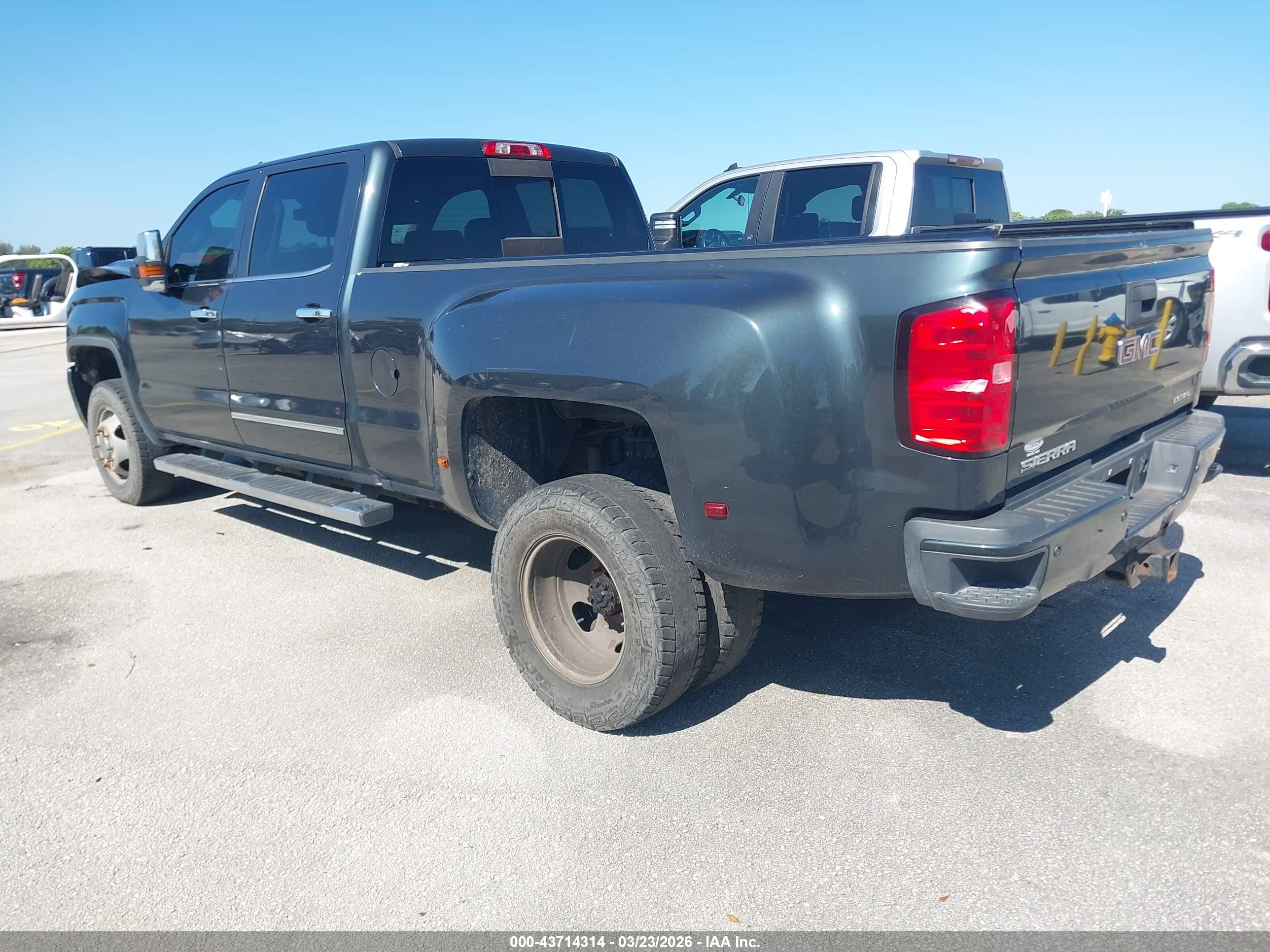 GMC SIERRA image 3