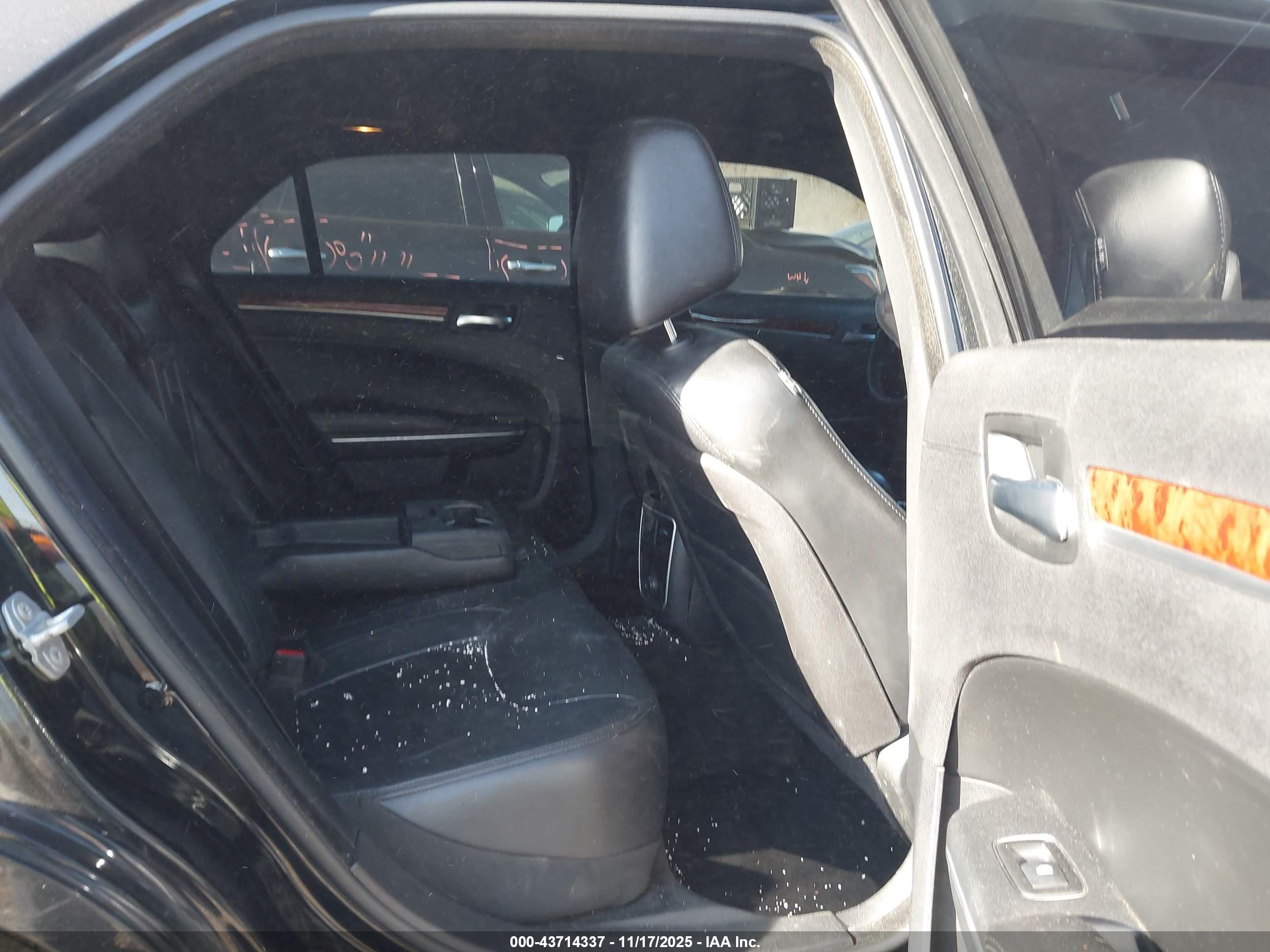CHRYSLER 300 image 8