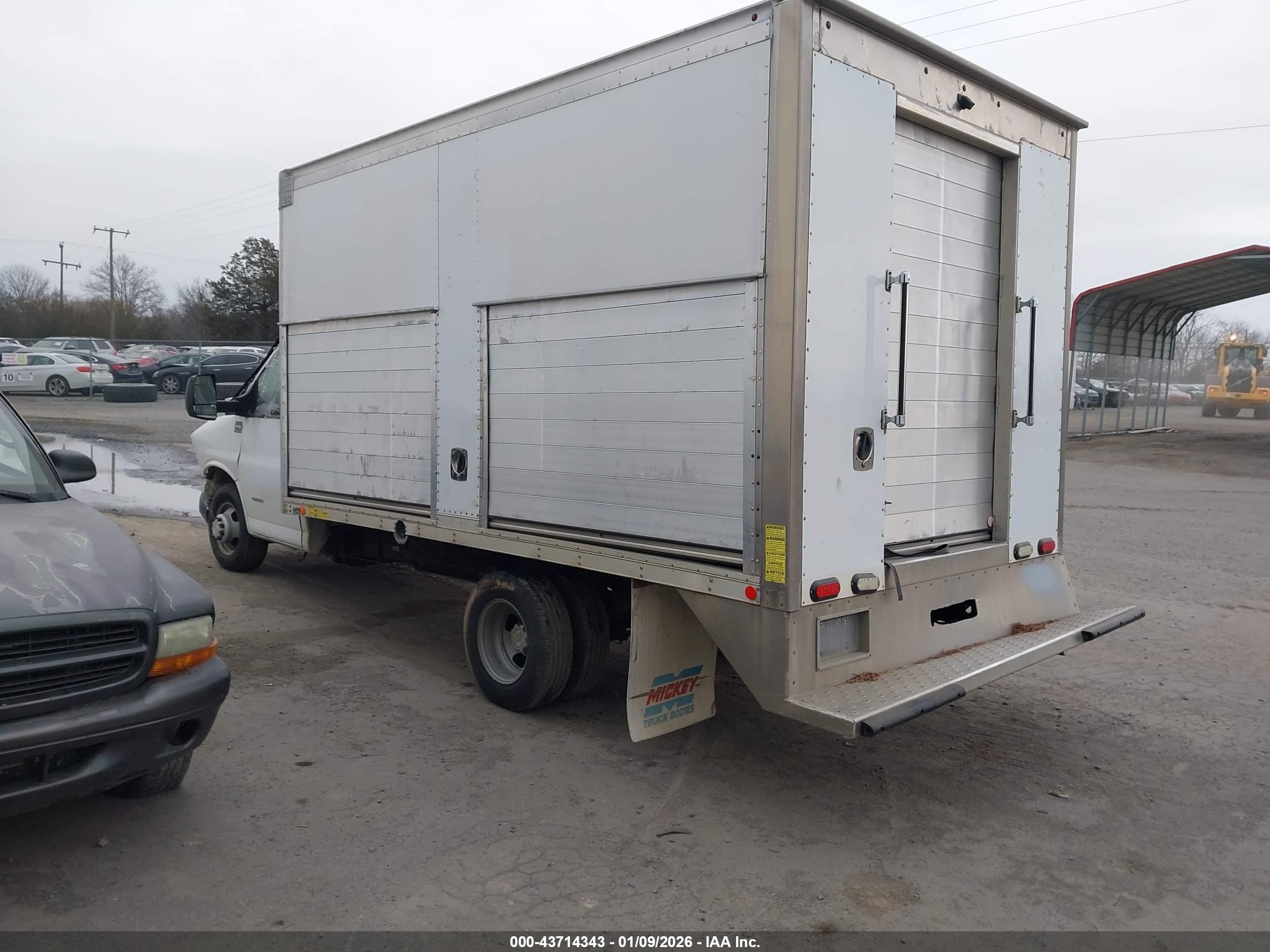 CHEVROLET EXPRESS image 3