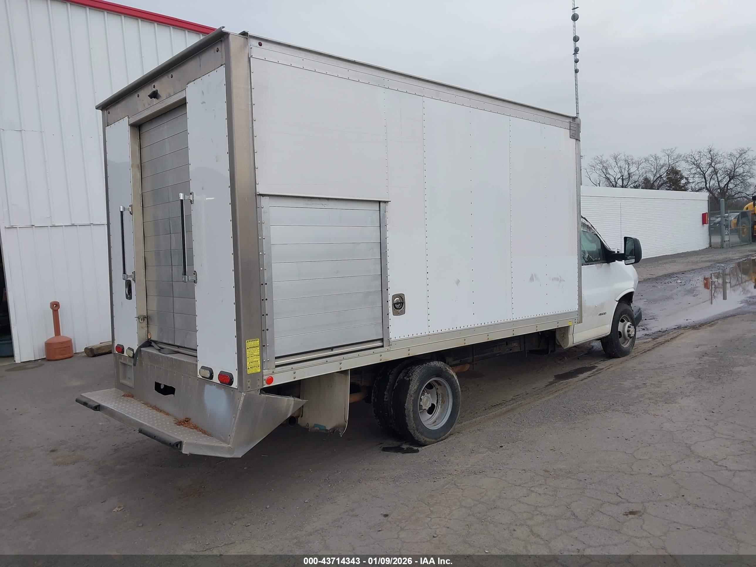 CHEVROLET EXPRESS image 4