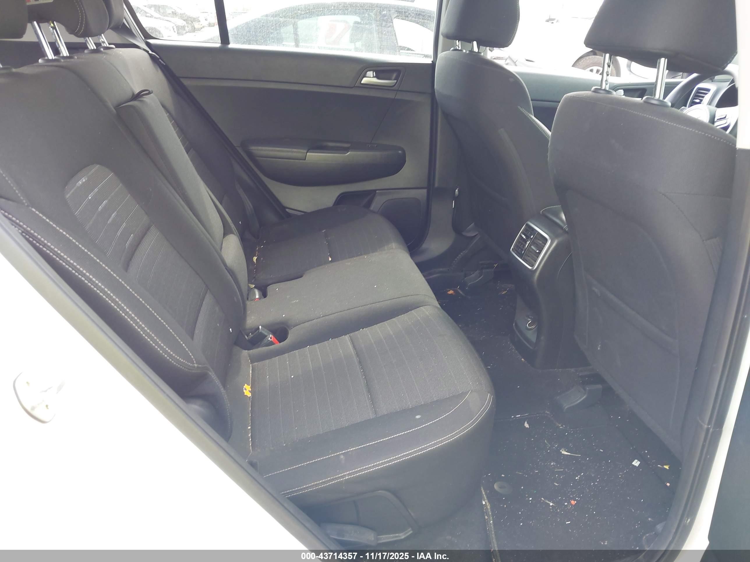 KIA SPORTAGE image 8