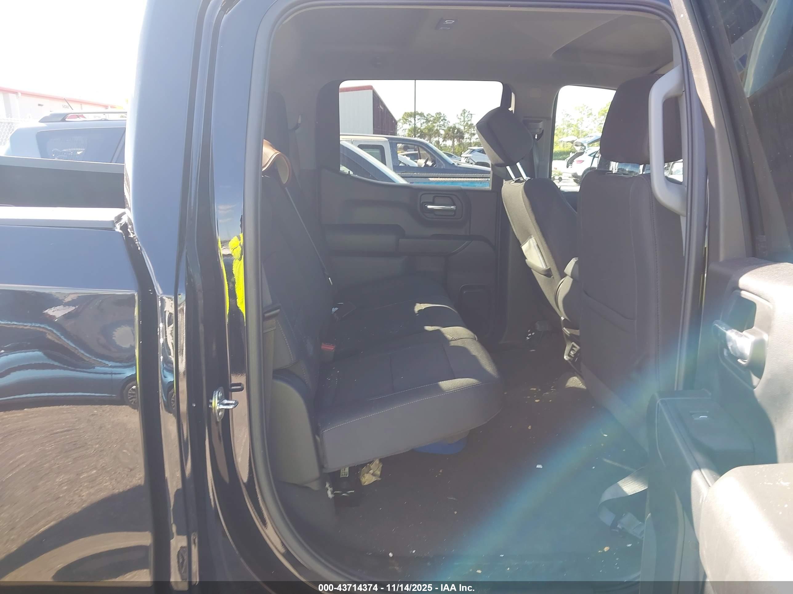 CHEVROLET SILVERADO image 8