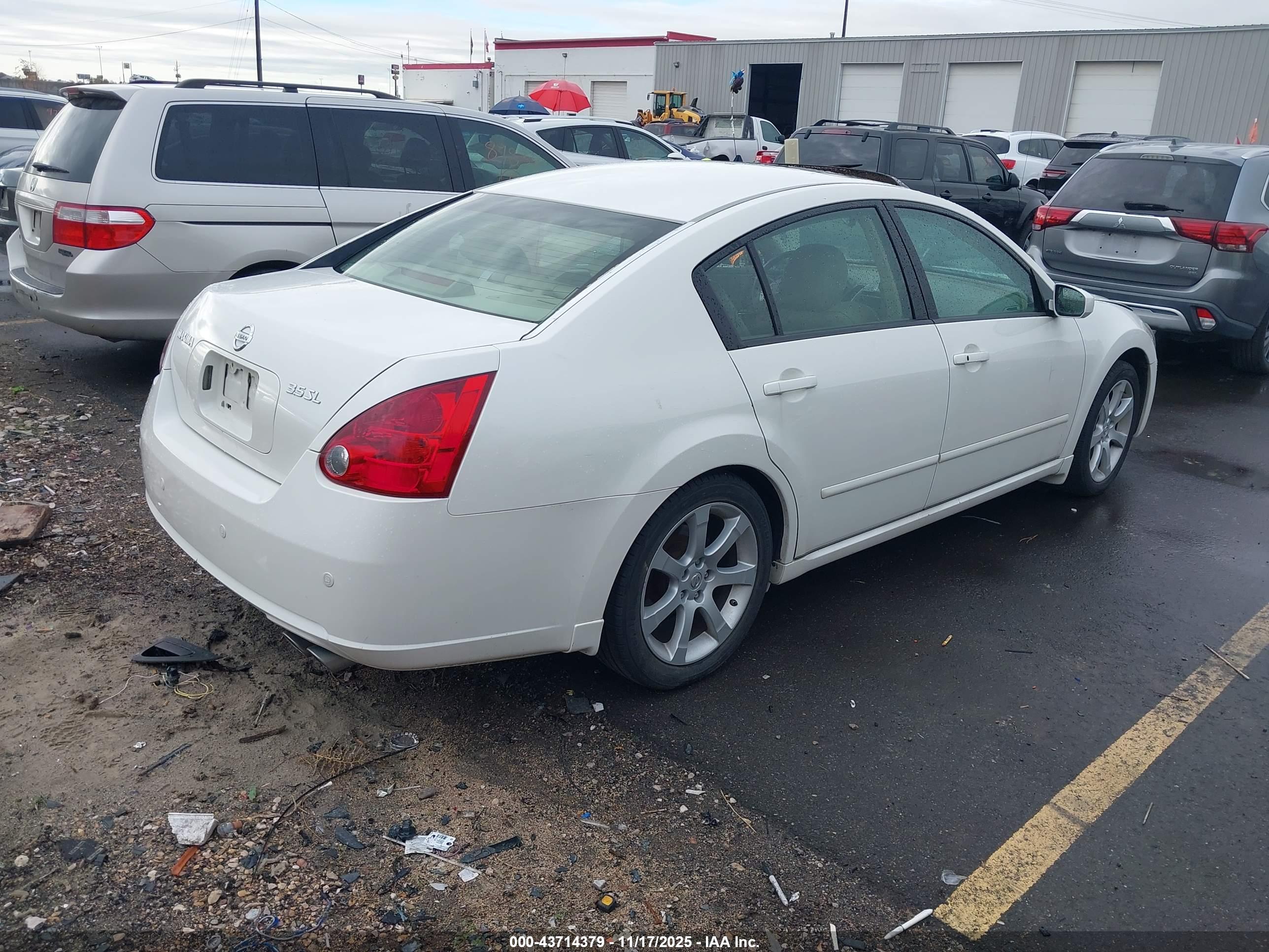 NISSAN MAXIMA image 4
