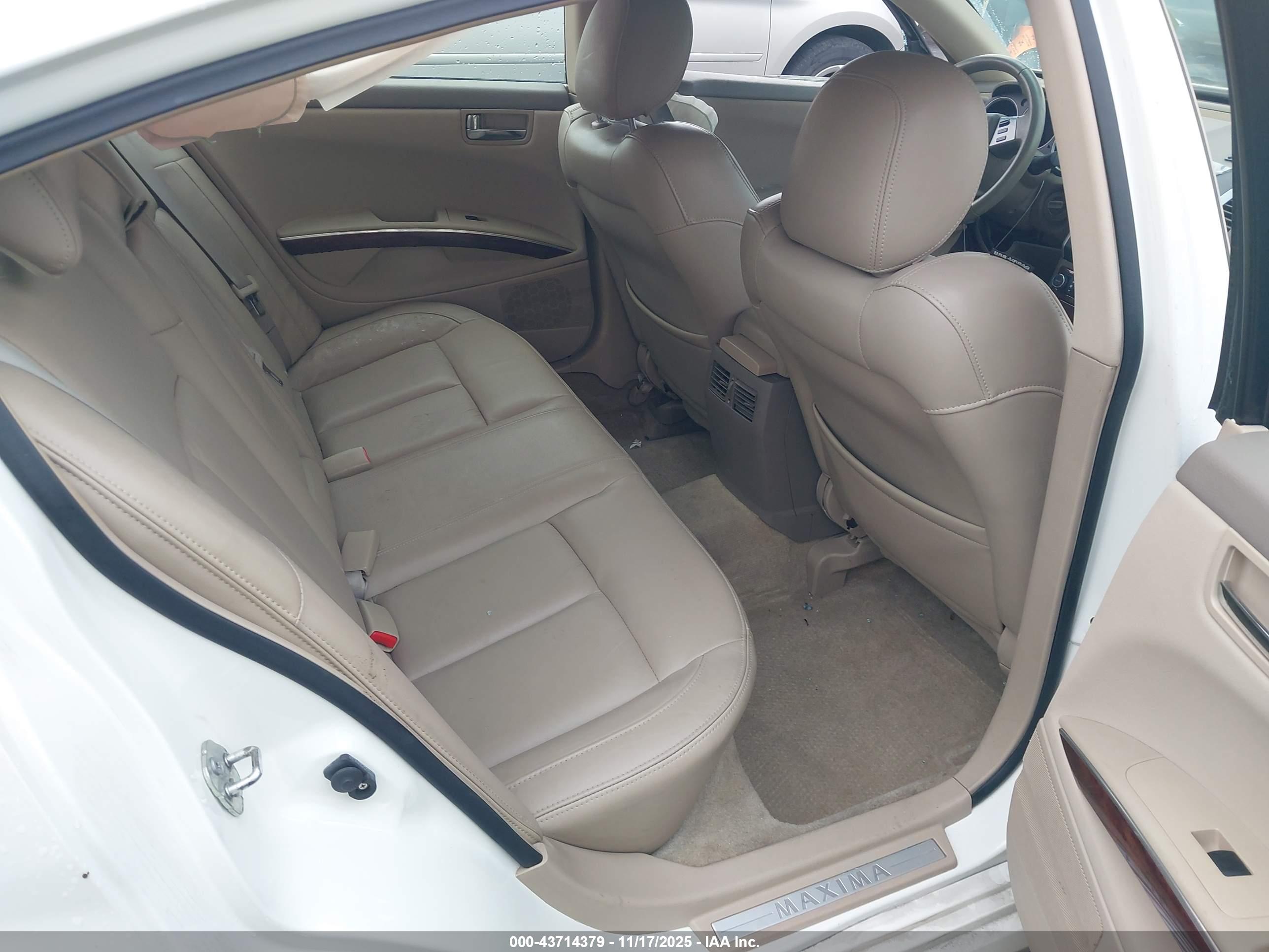 NISSAN MAXIMA image 8