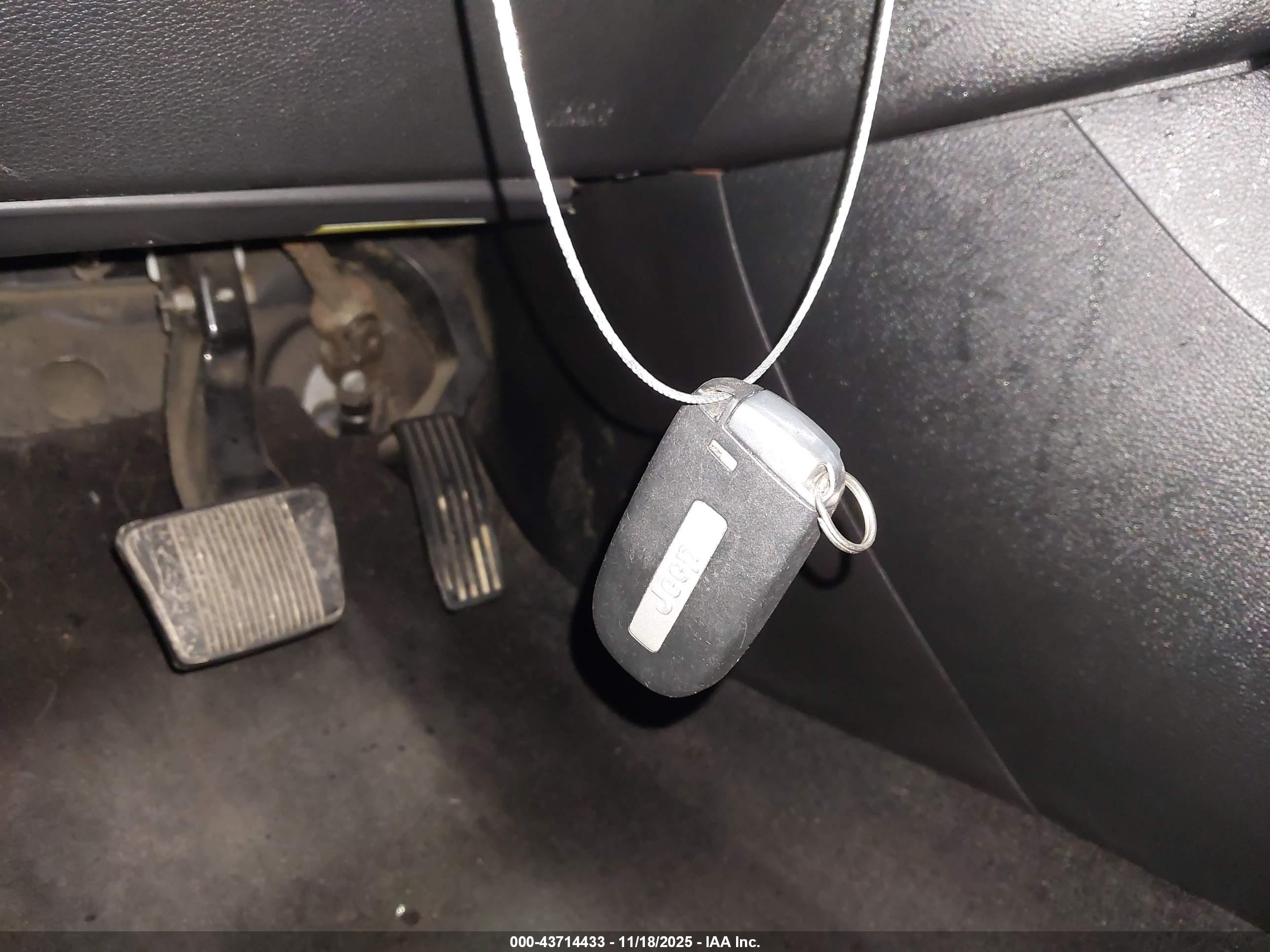 JEEP CHEROKEE image 11