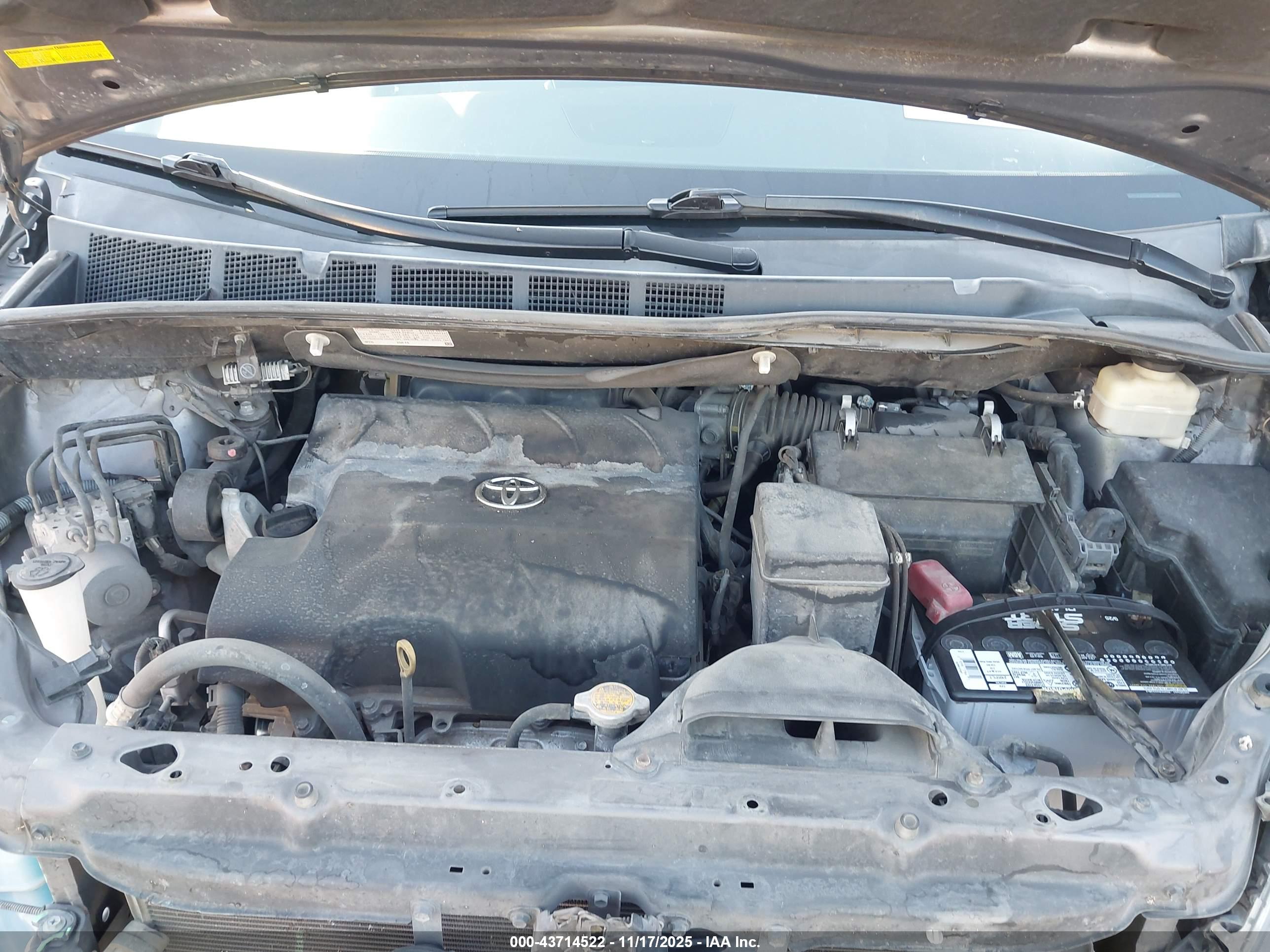 TOYOTA SIENNA image 10