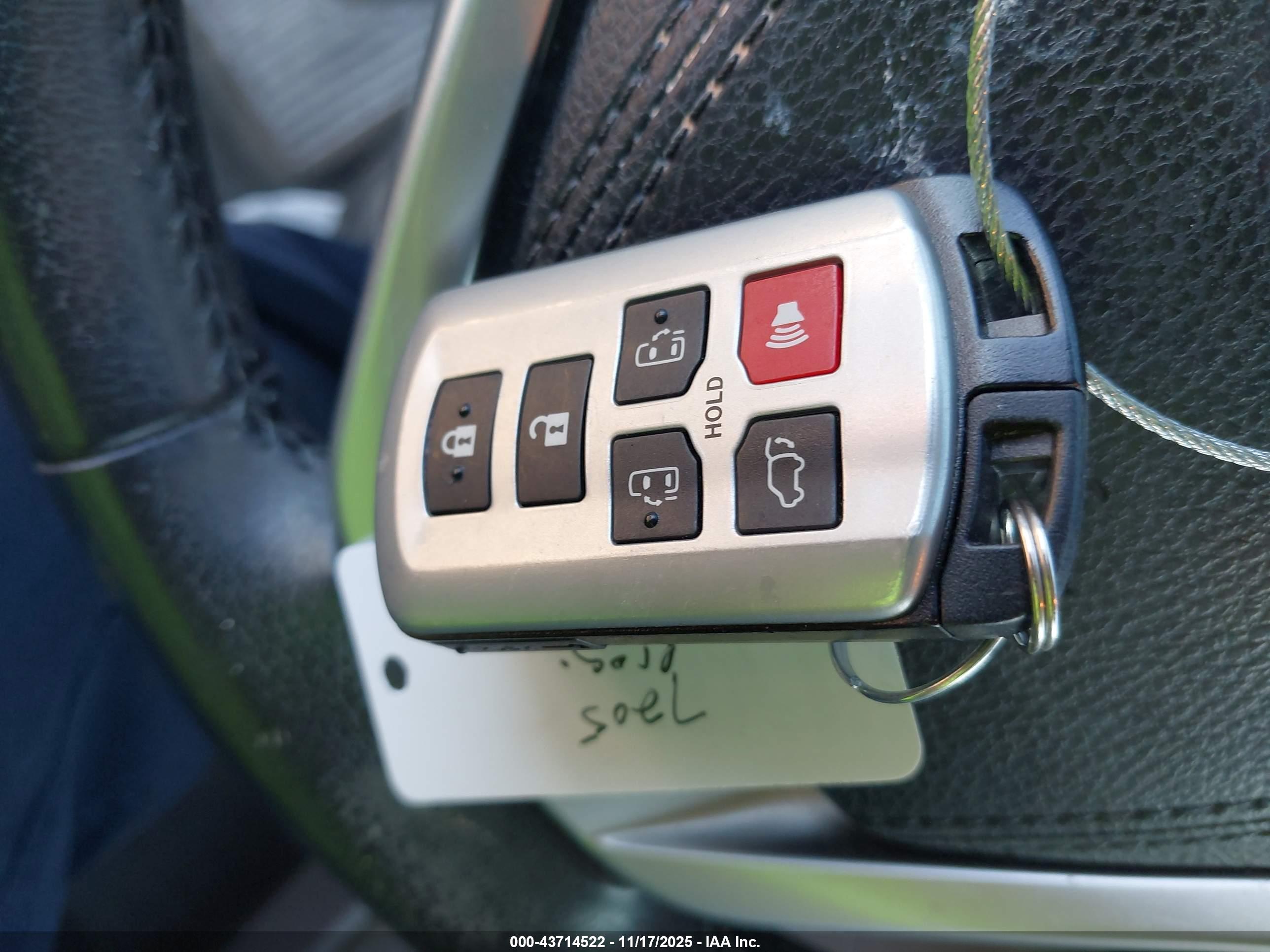 TOYOTA SIENNA image 11
