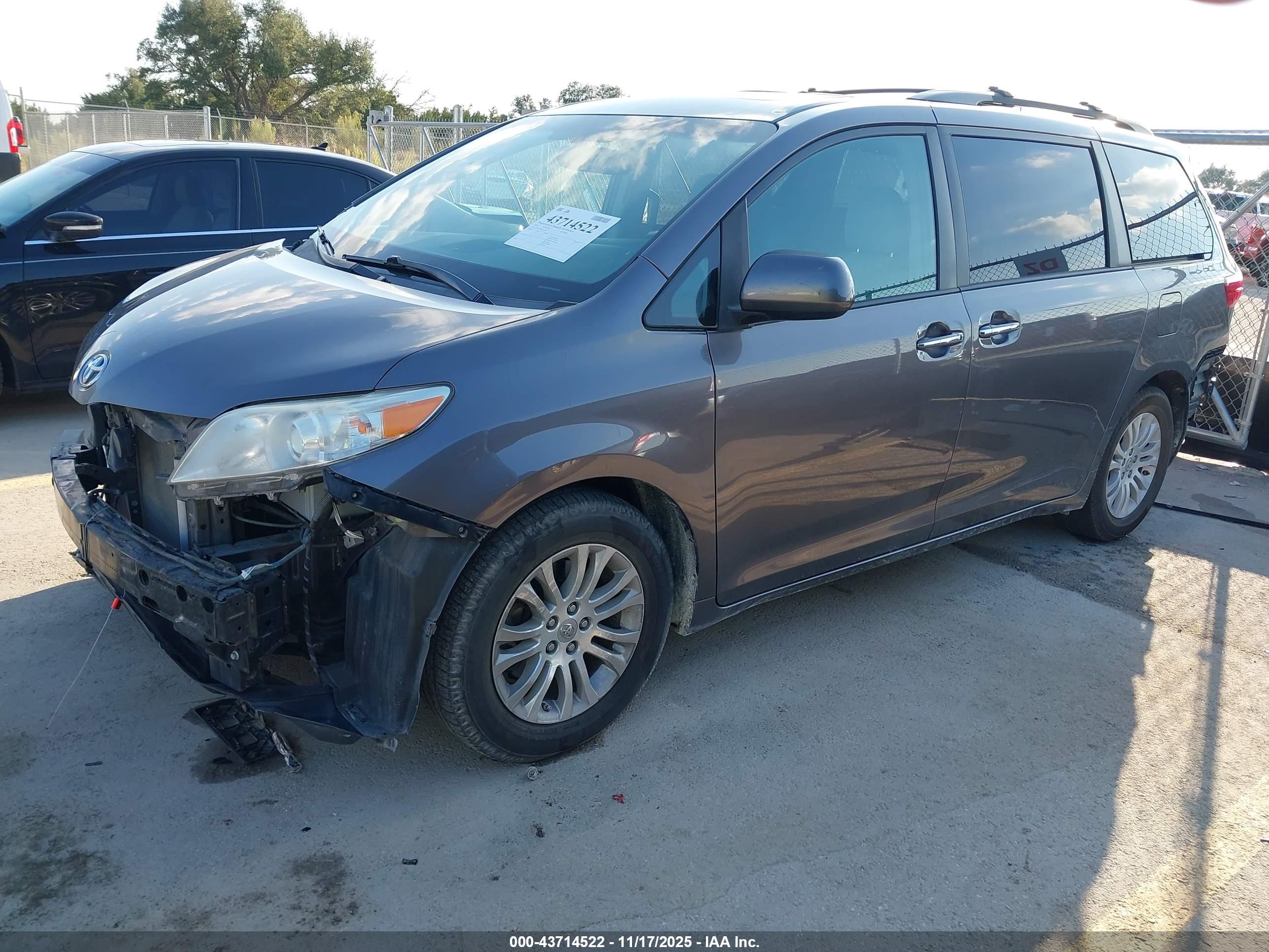 TOYOTA SIENNA image 2