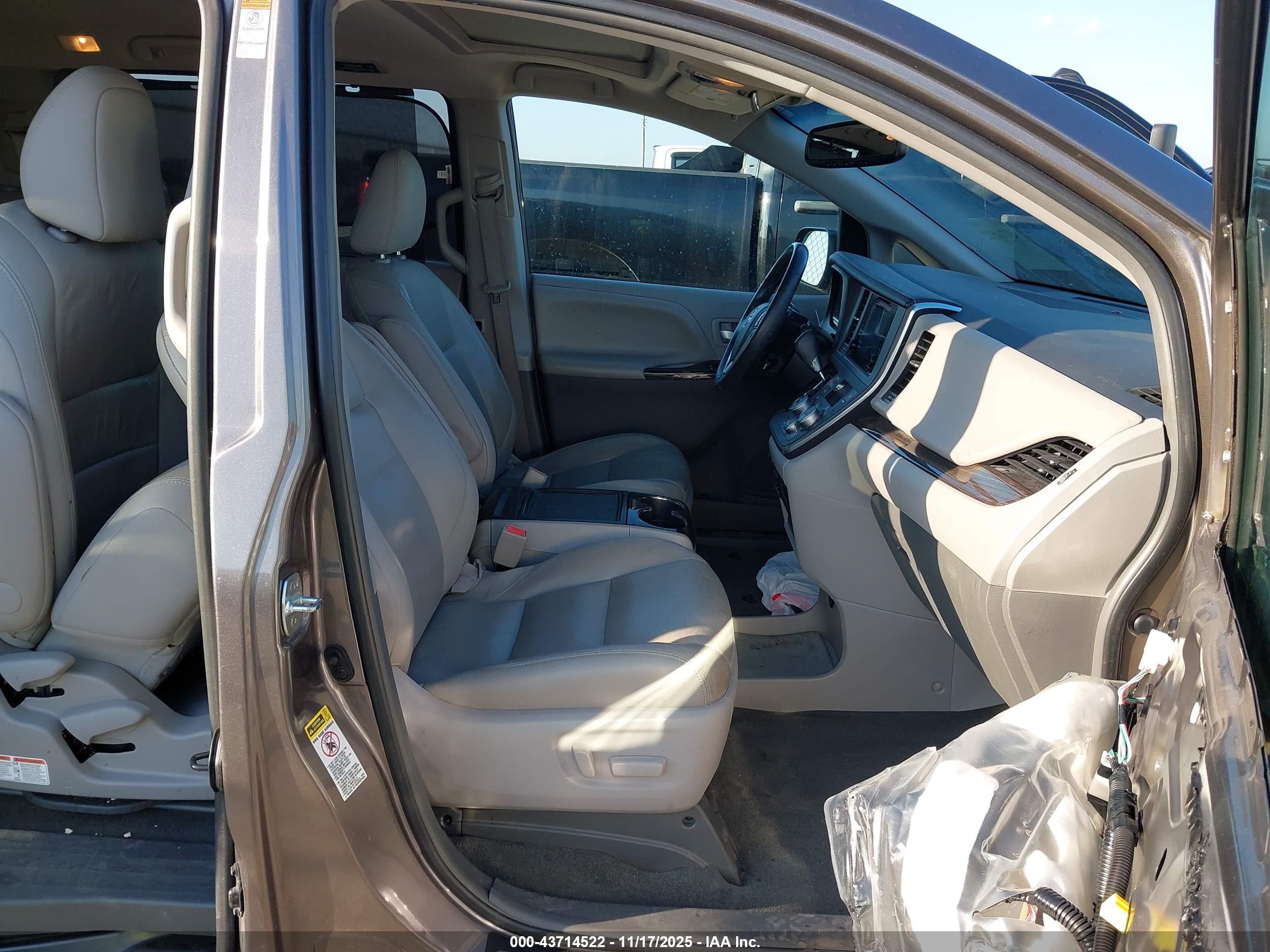 TOYOTA SIENNA image 5