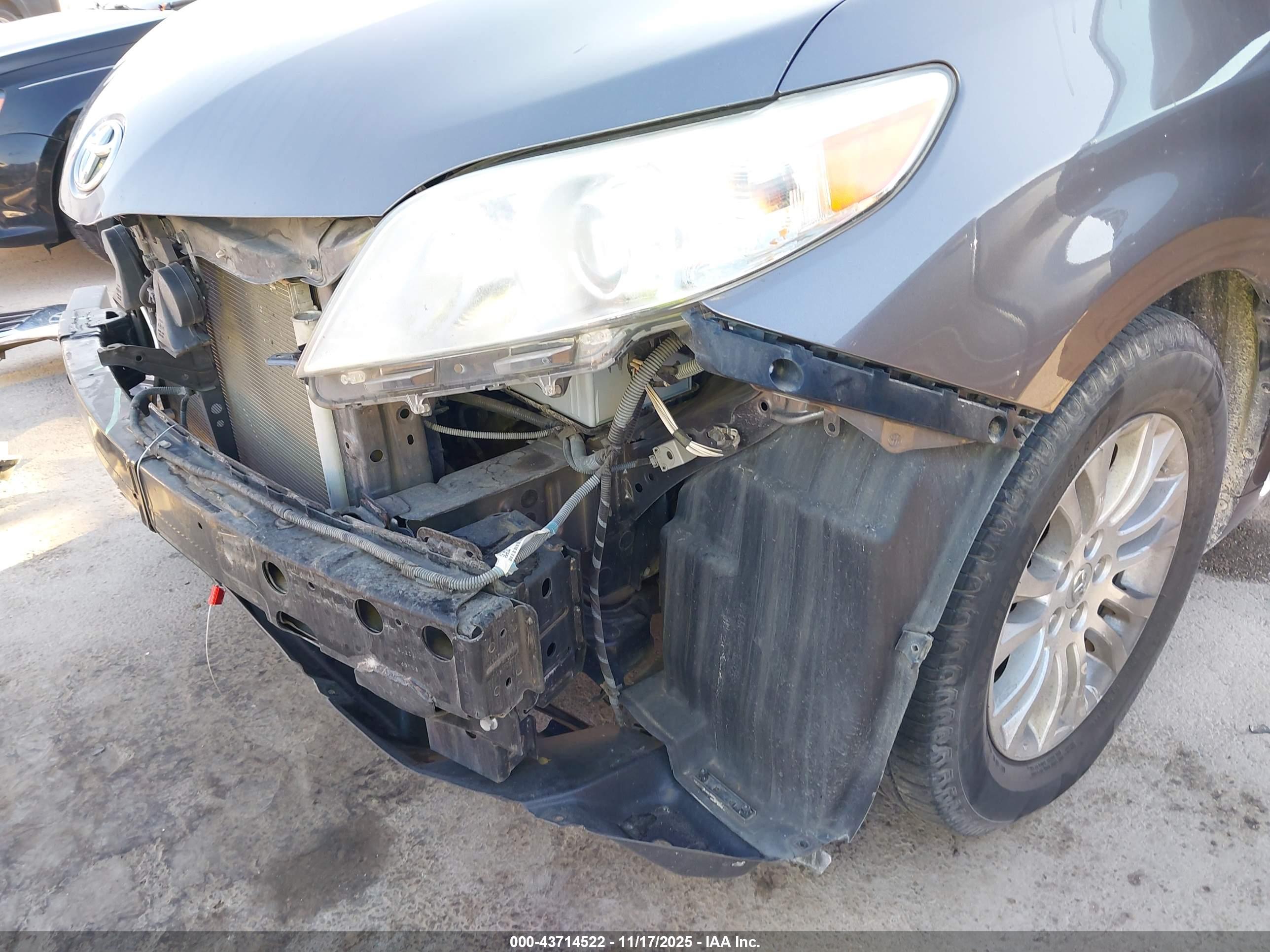TOYOTA SIENNA image 6