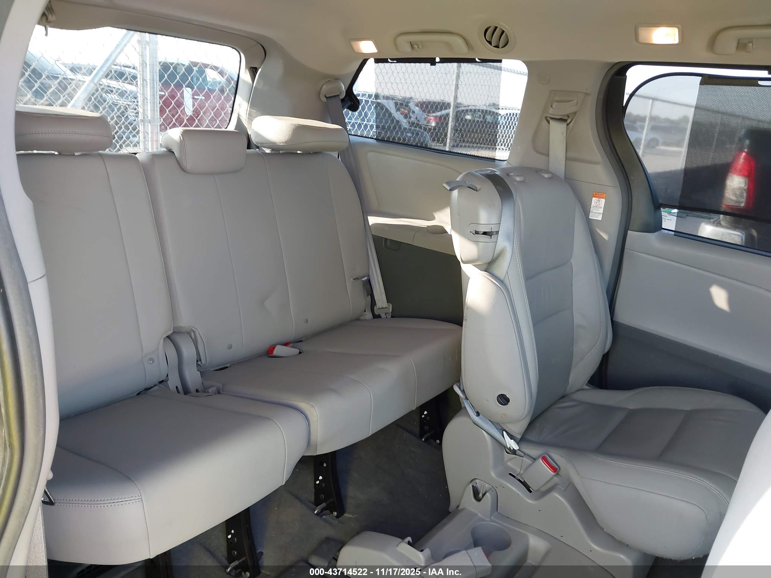 TOYOTA SIENNA image 8