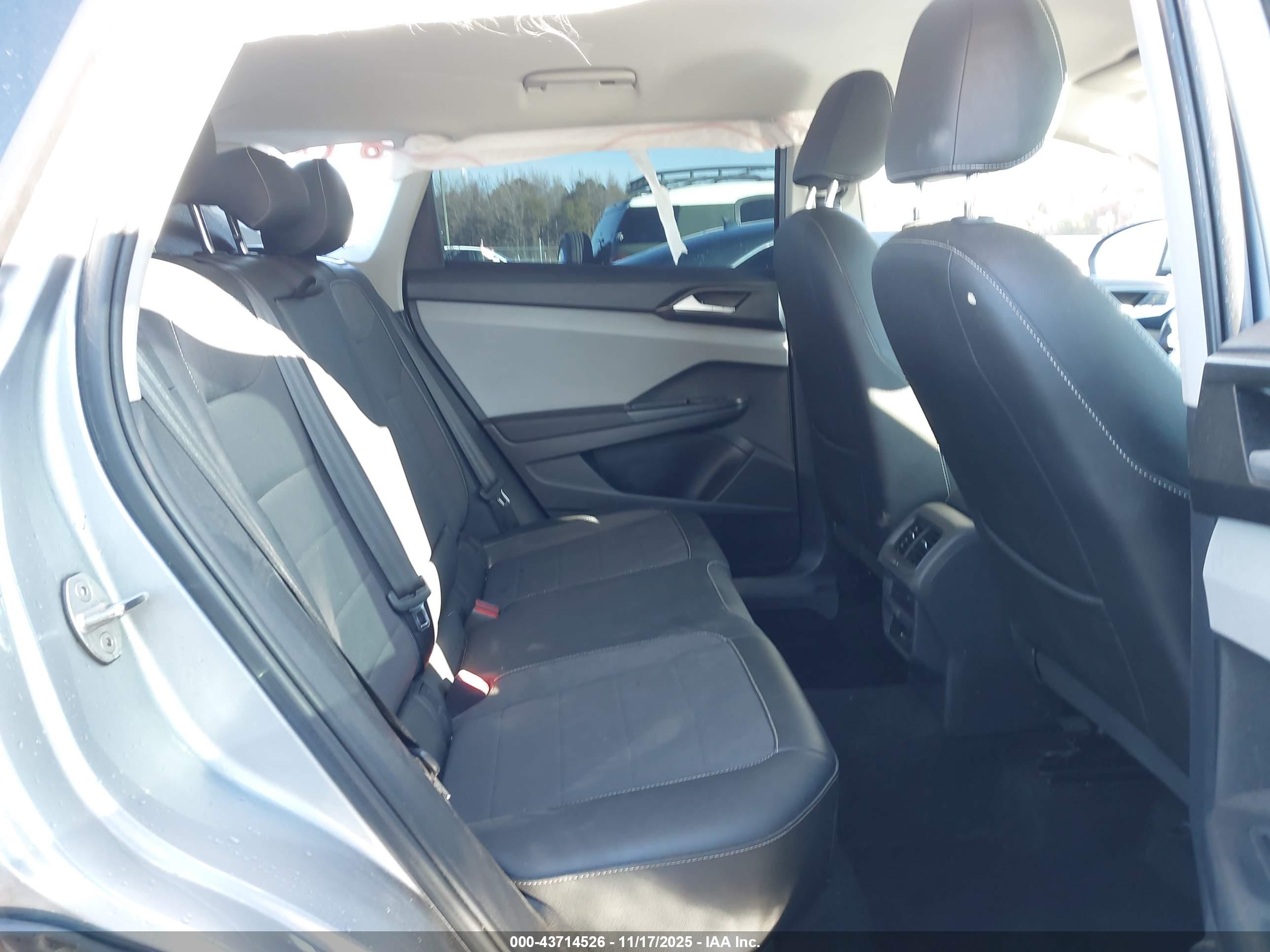 VOLKSWAGEN TAOS image 8