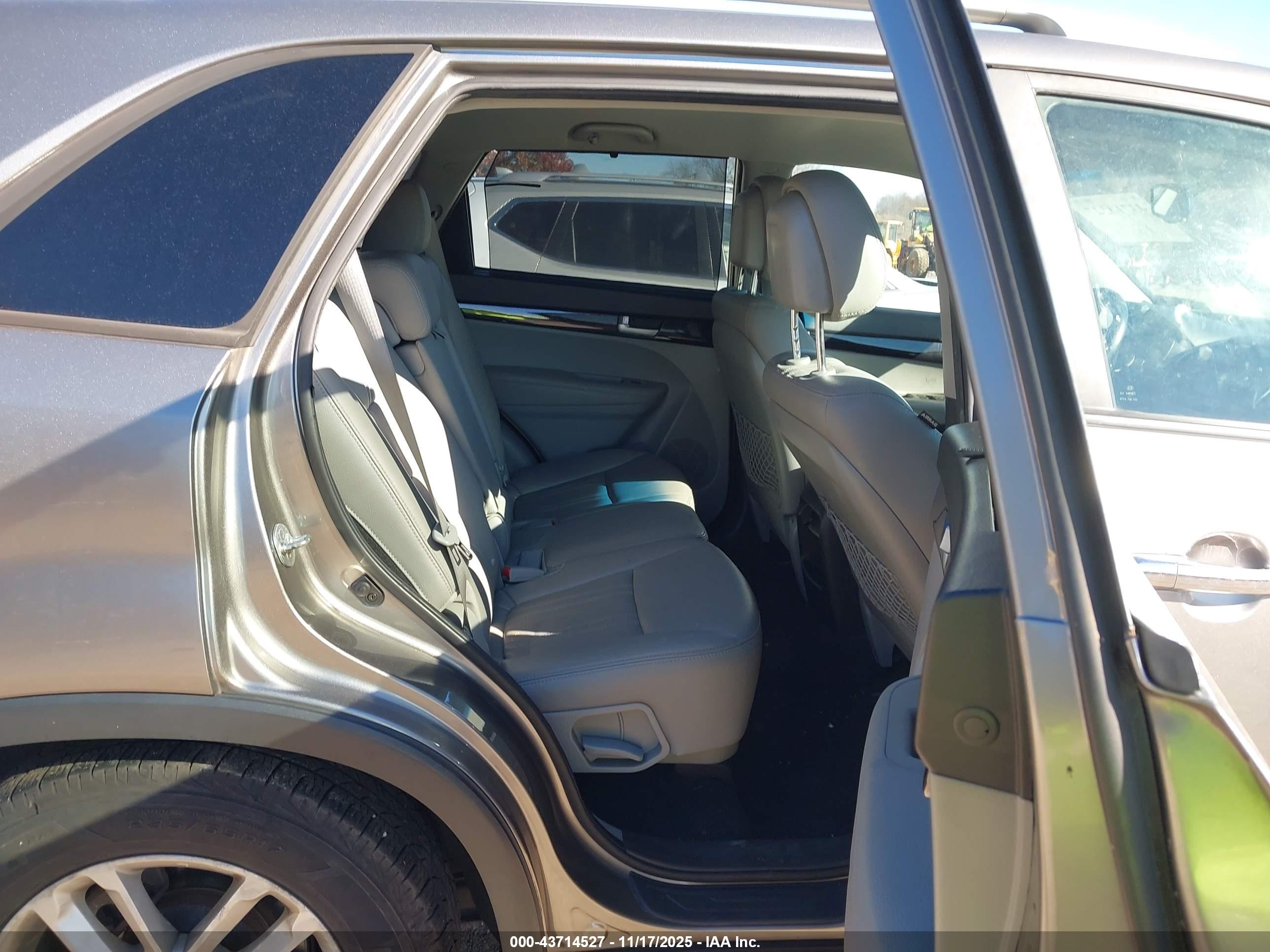 KIA SORENTO image 8