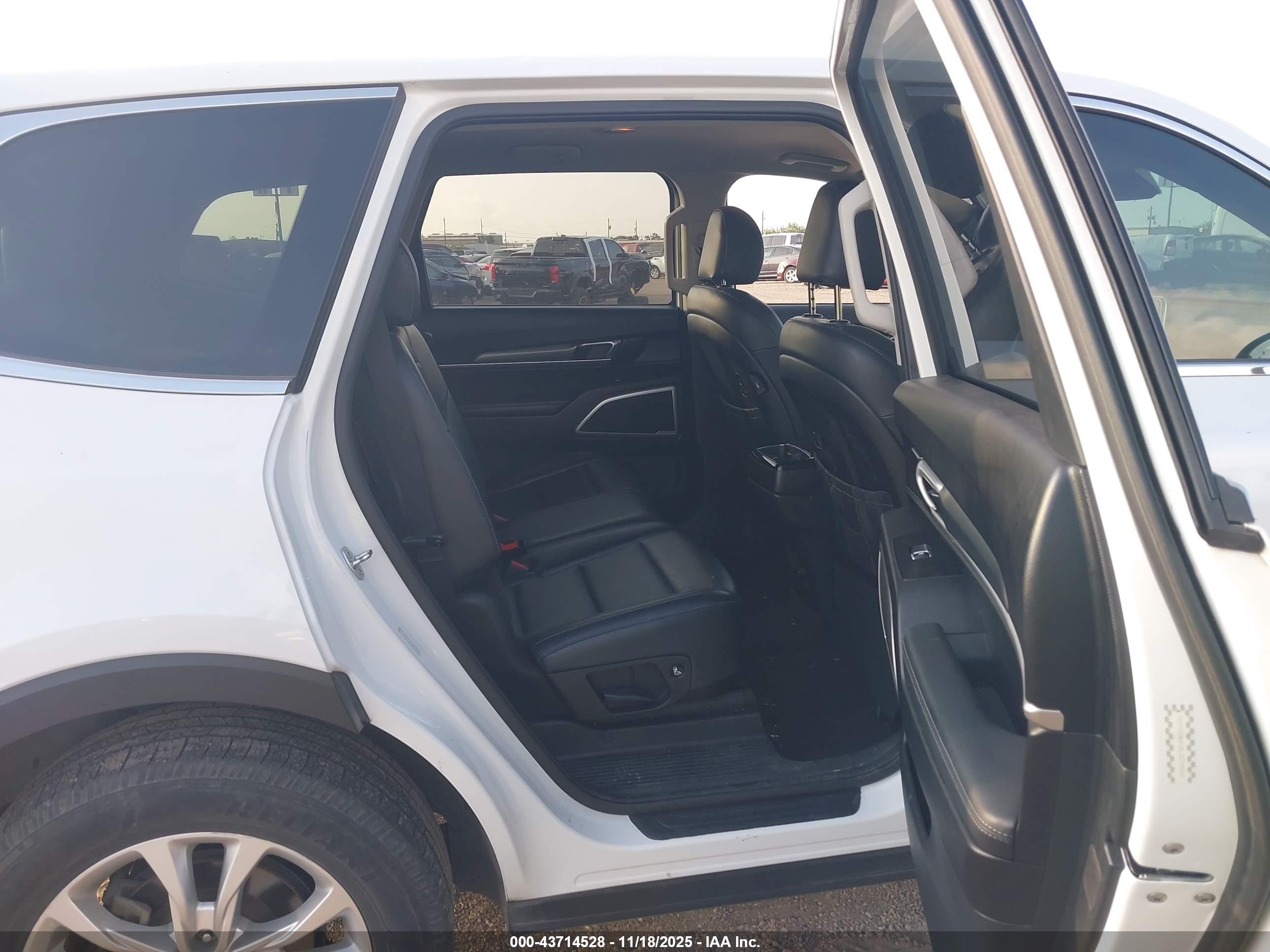KIA TELLURIDE image 8