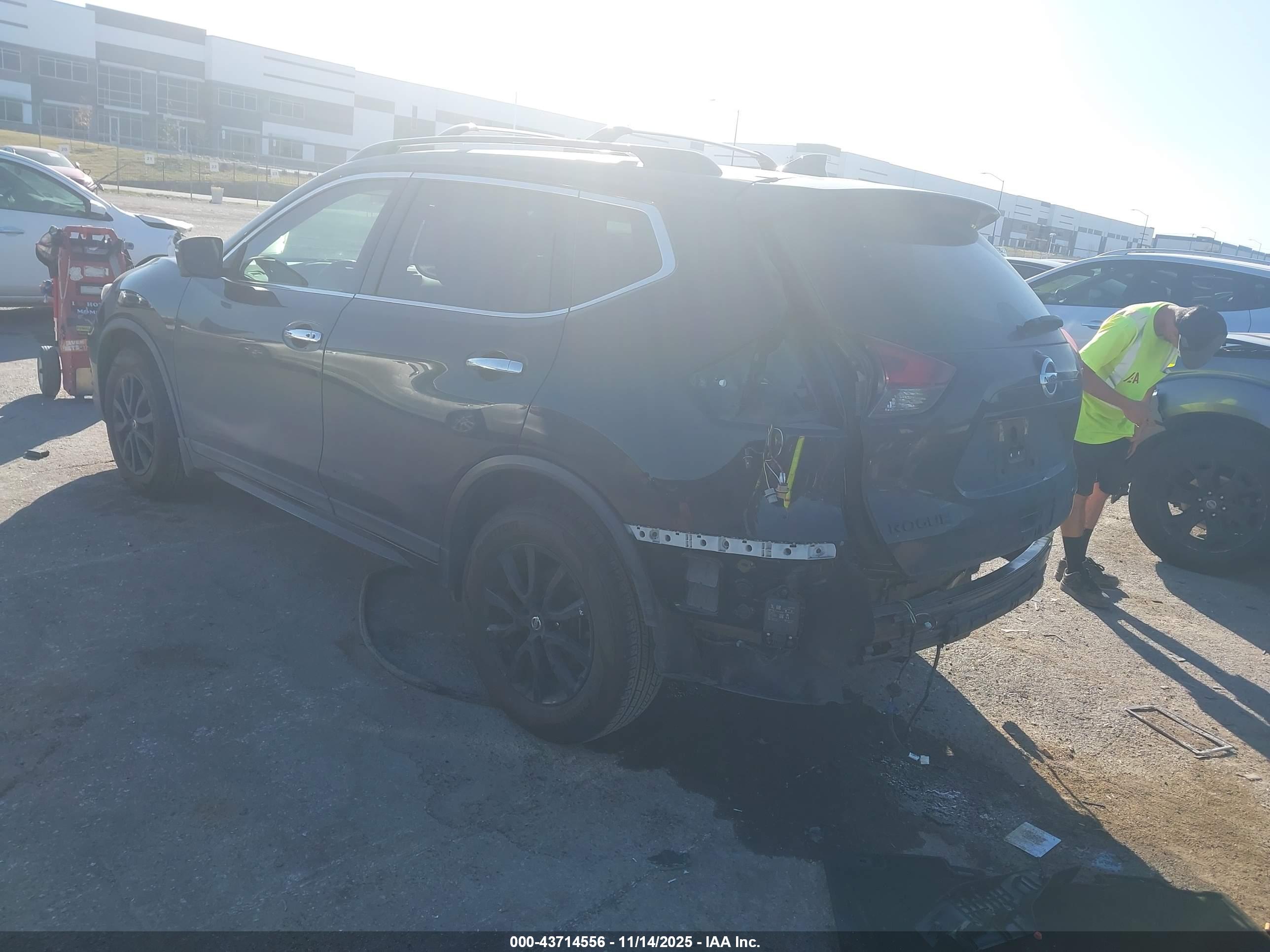 NISSAN ROGUE image 3