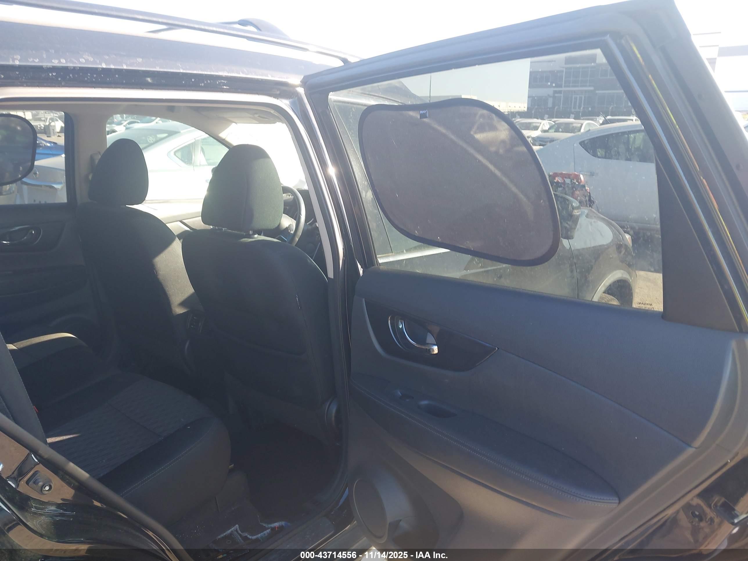 NISSAN ROGUE image 8