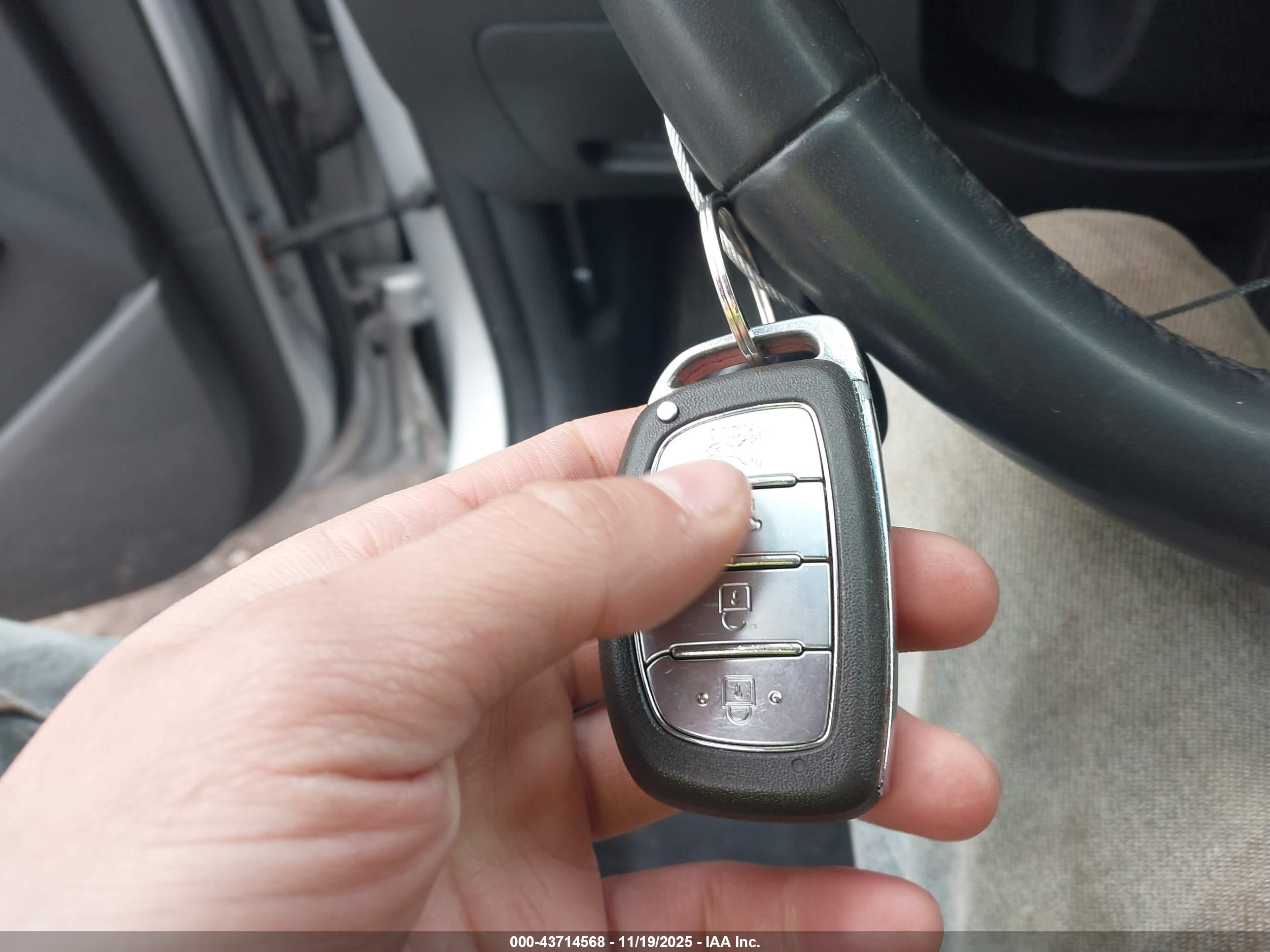 HYUNDAI TUCSON image 11