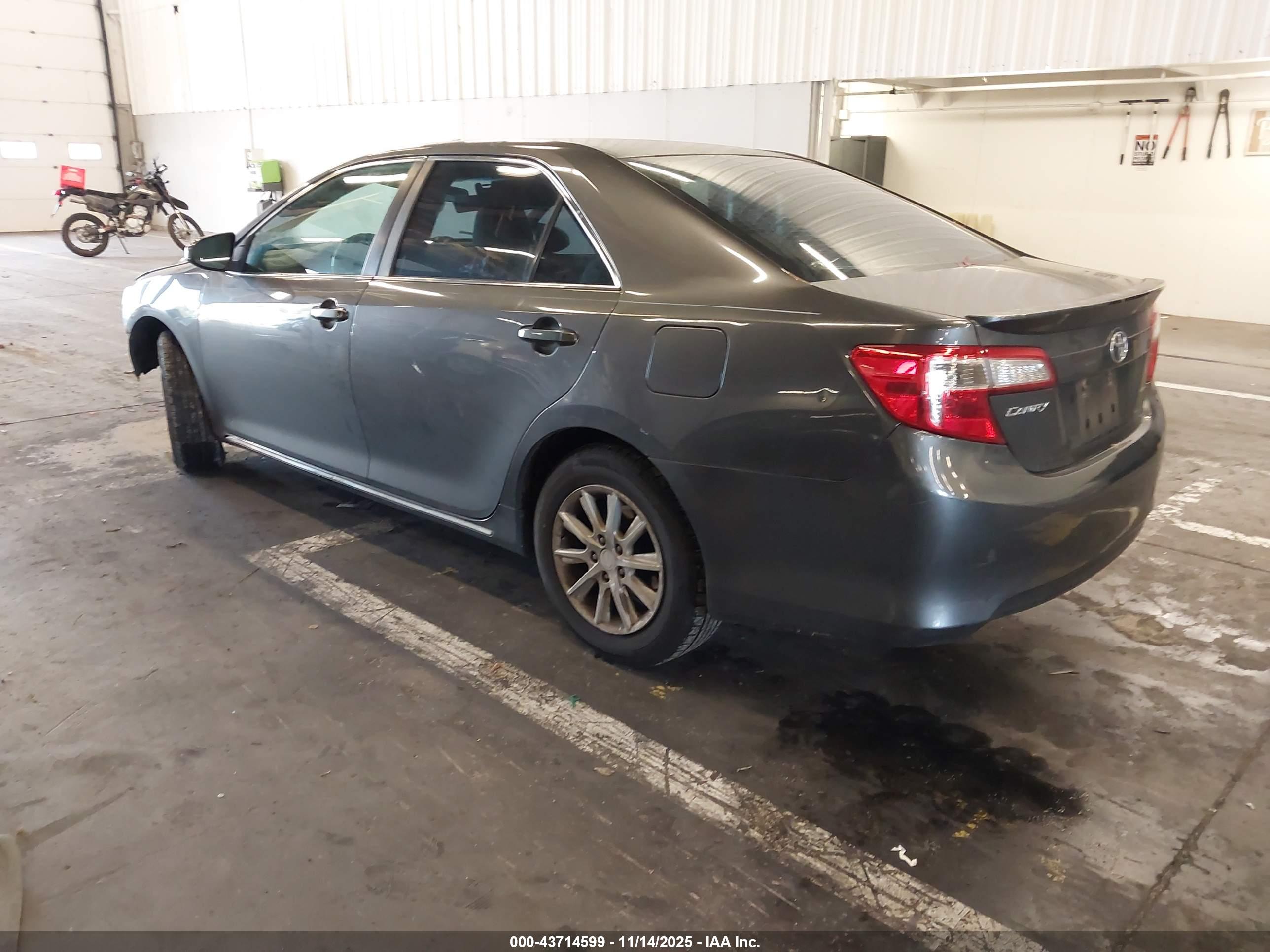 TOYOTA CAMRY image 3