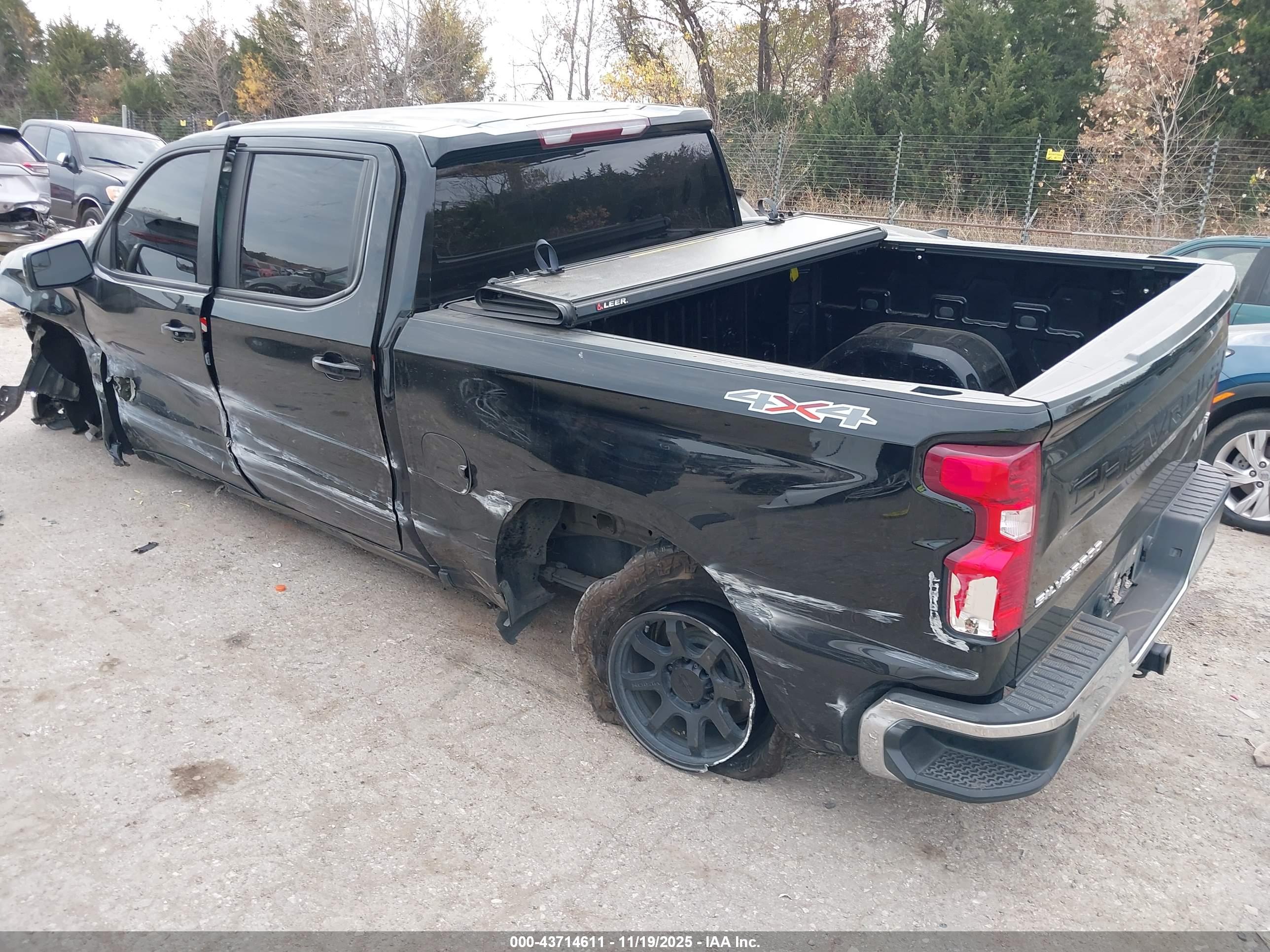 CHEVROLET SILVERADO image 3