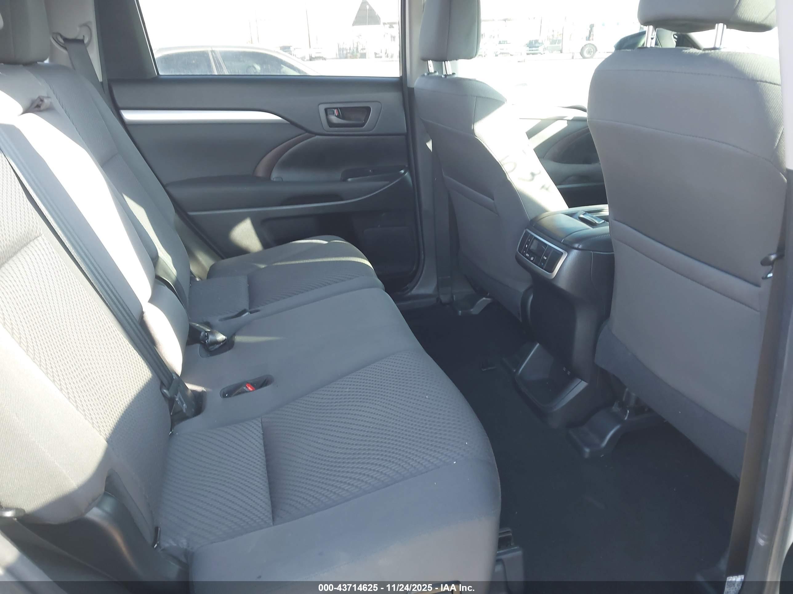 TOYOTA HIGHLANDER image 8