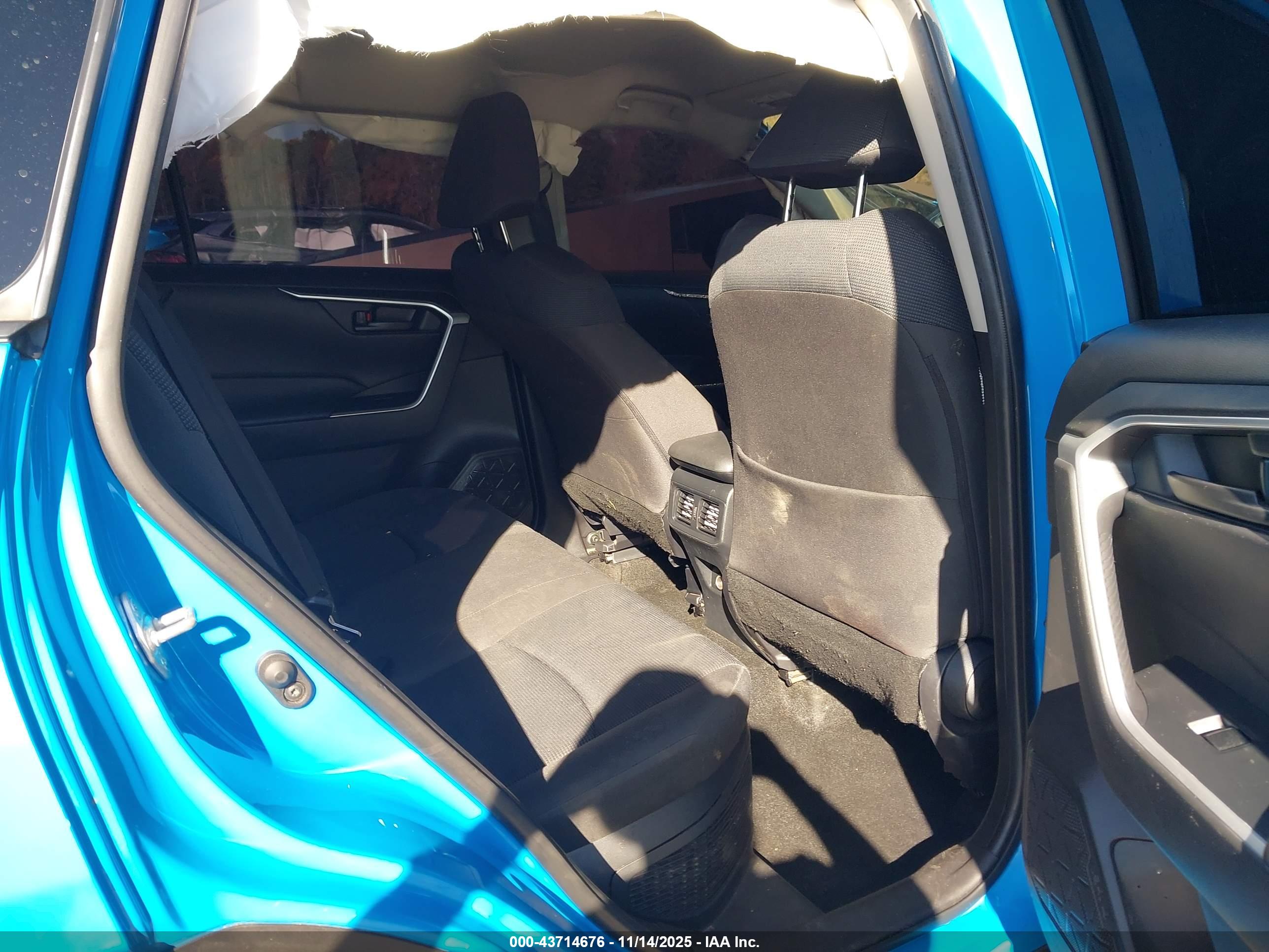 TOYOTA RAV4 image 8