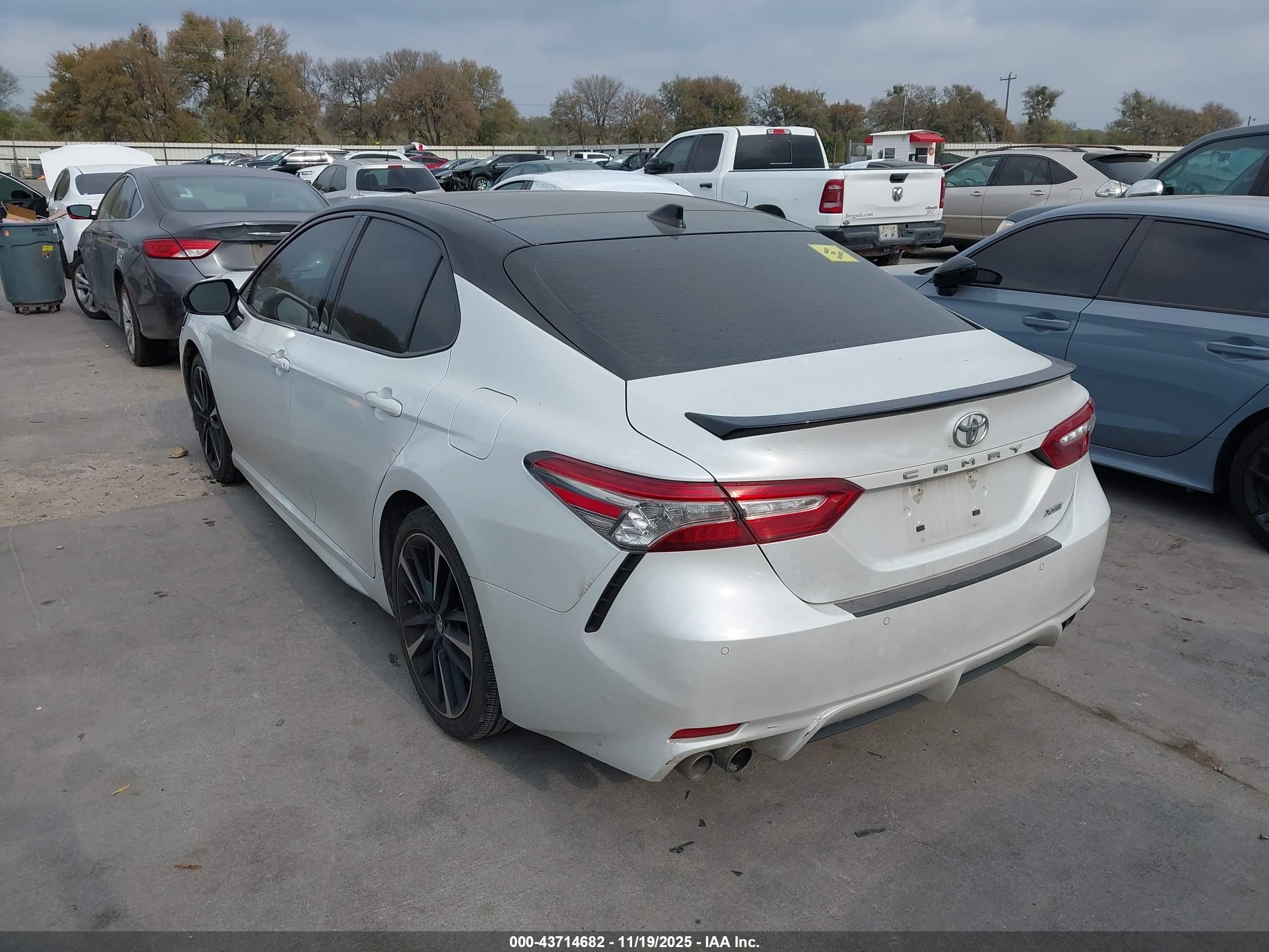 TOYOTA CAMRY image 3