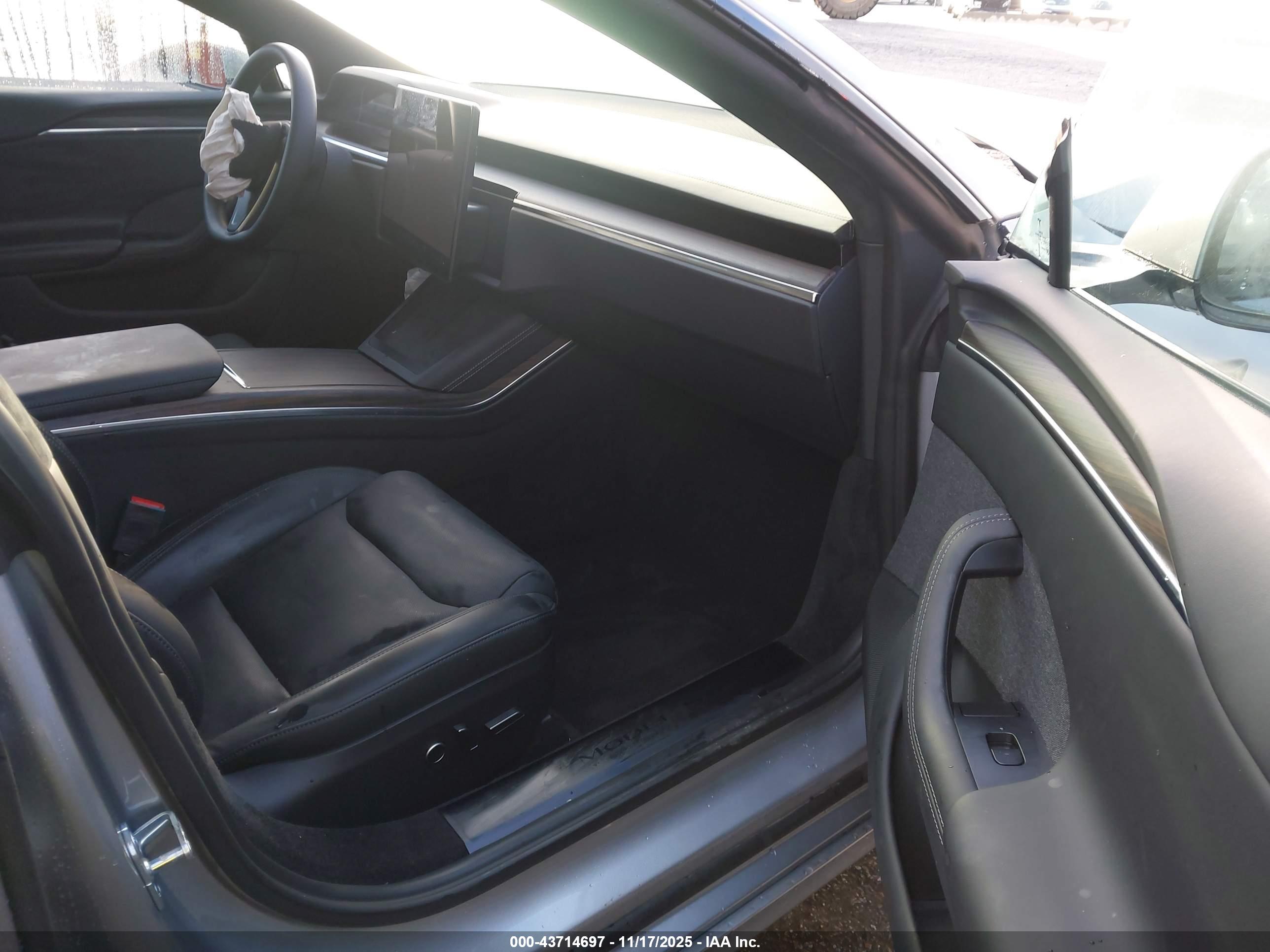 TESLA MODEL image 5