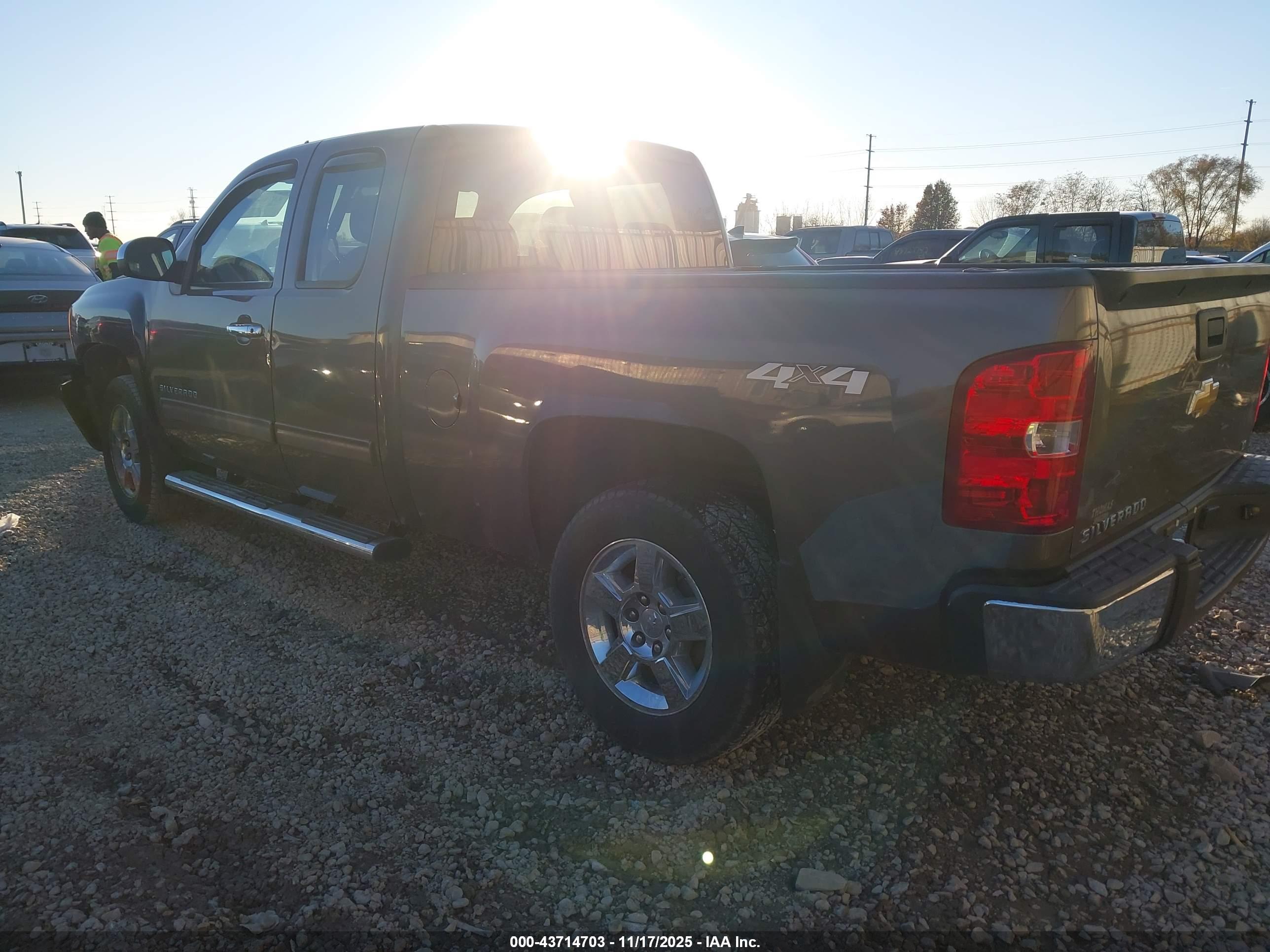 CHEVROLET SILVERADO image 3