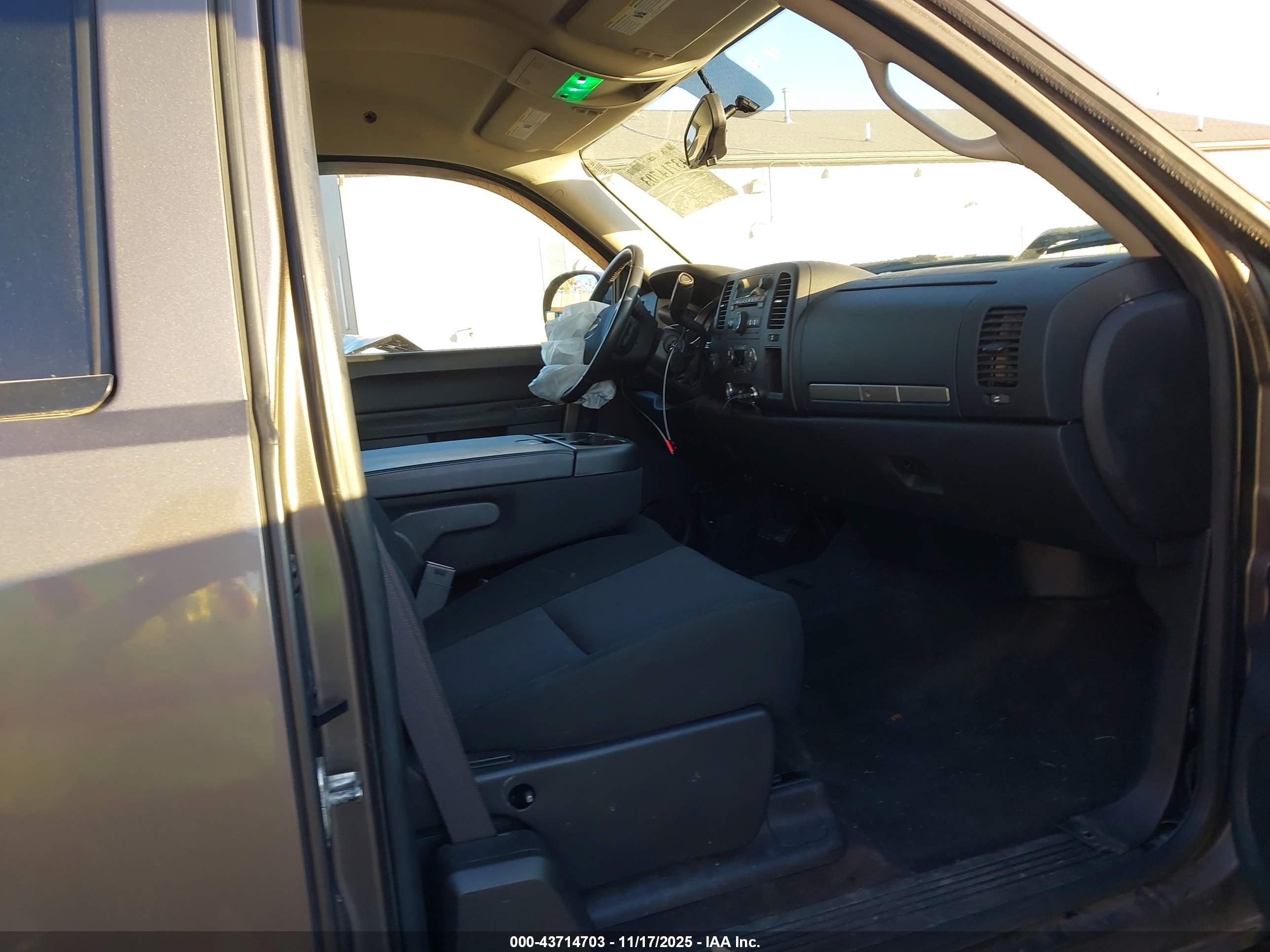 CHEVROLET SILVERADO image 5