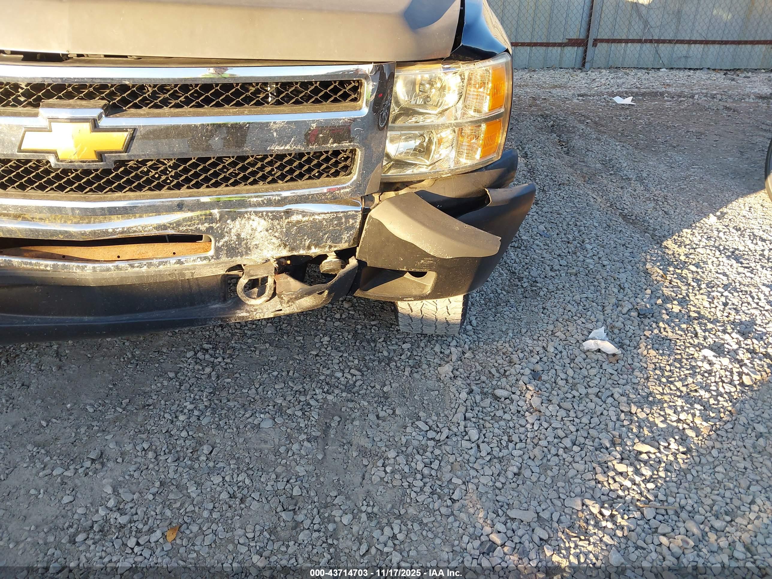 CHEVROLET SILVERADO image 6