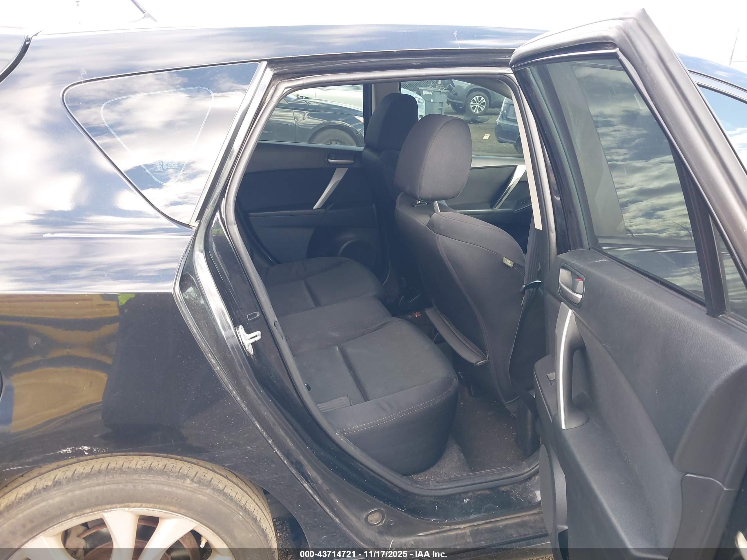 MAZDA MAZDA3 image 8
