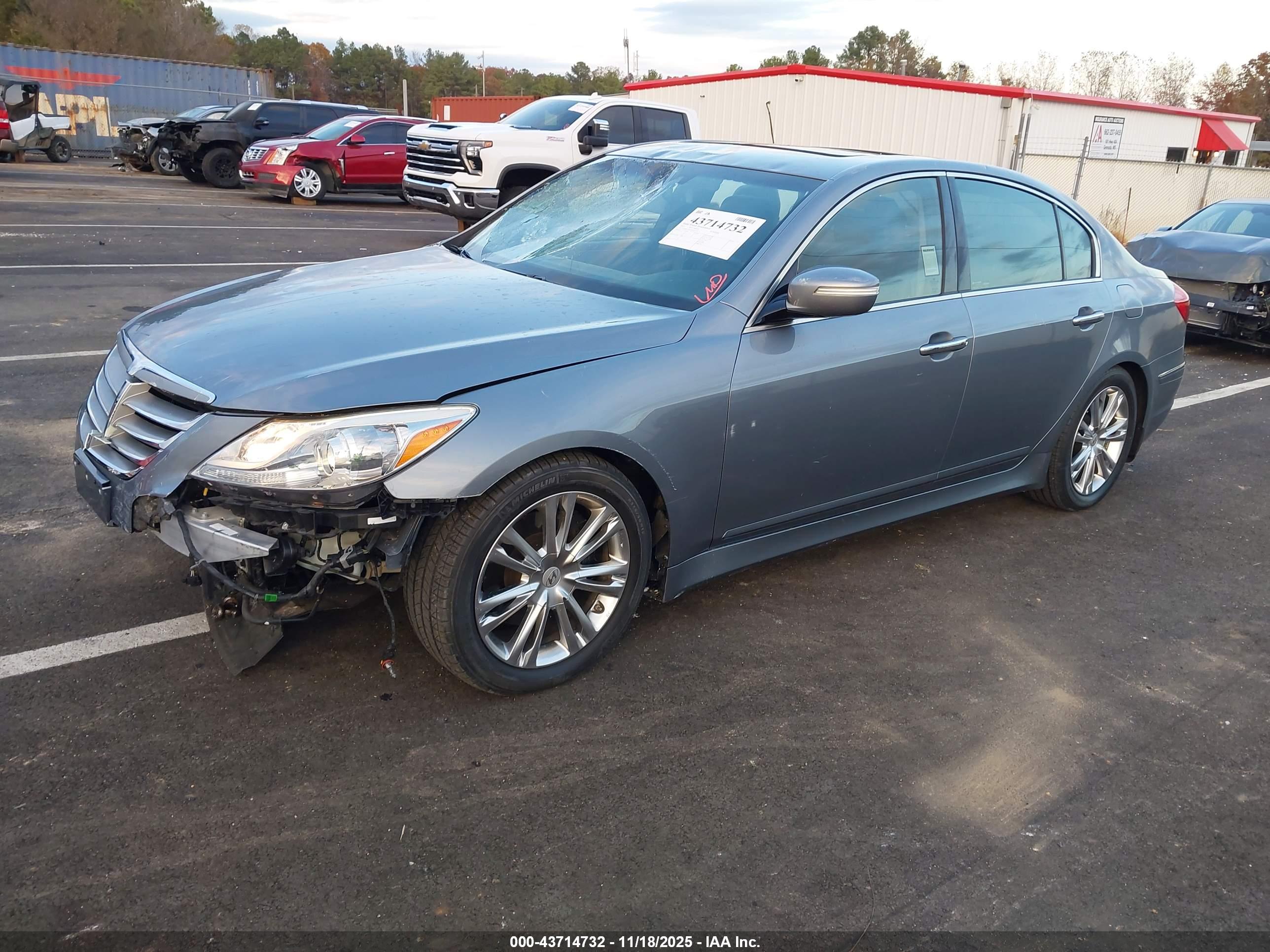 HYUNDAI GENESIS image 2
