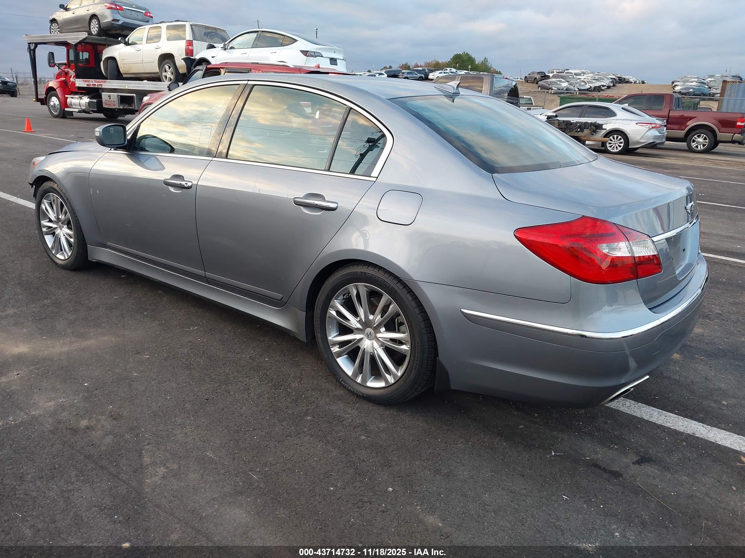 HYUNDAI GENESIS image 3