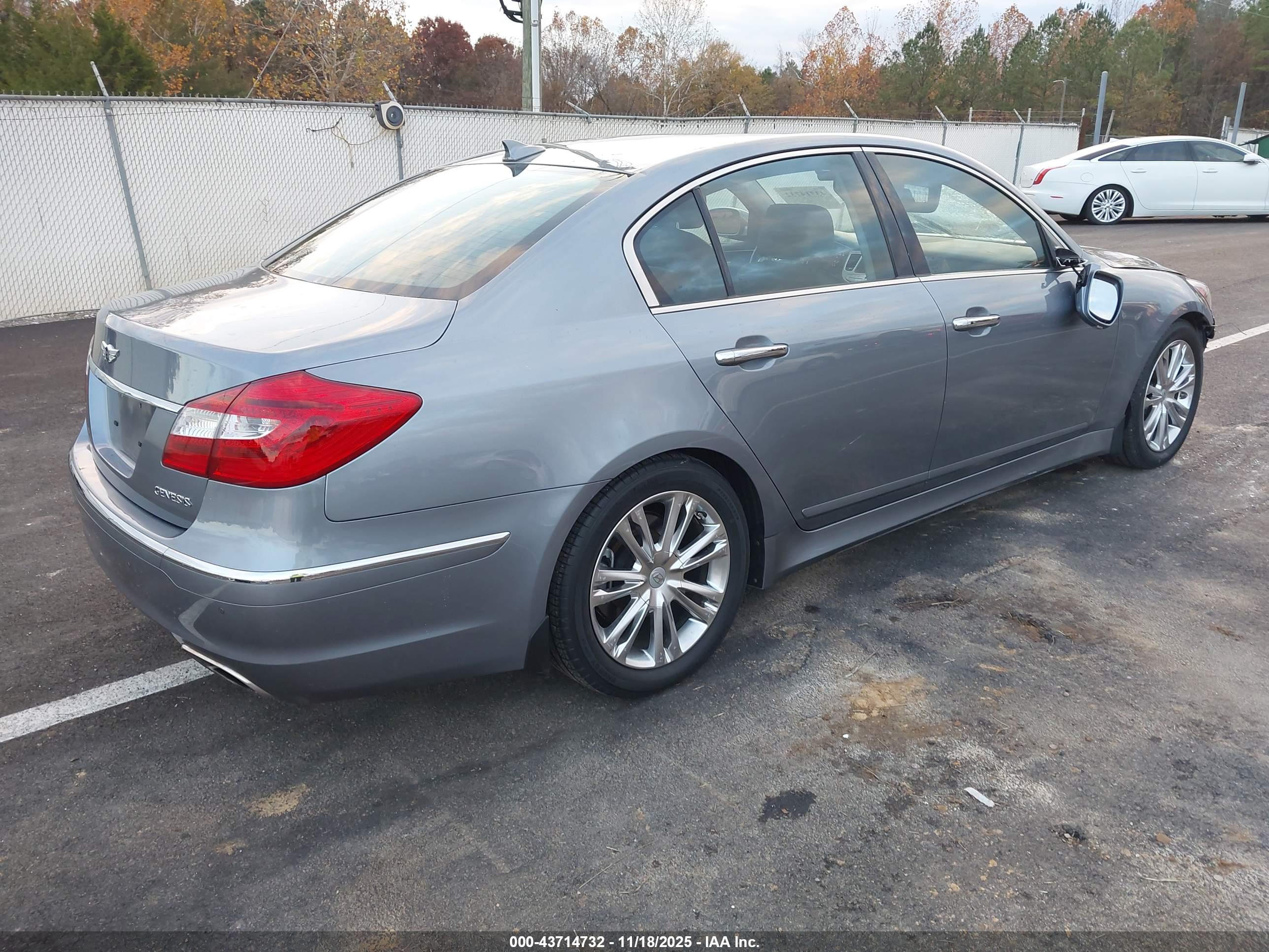 HYUNDAI GENESIS image 4