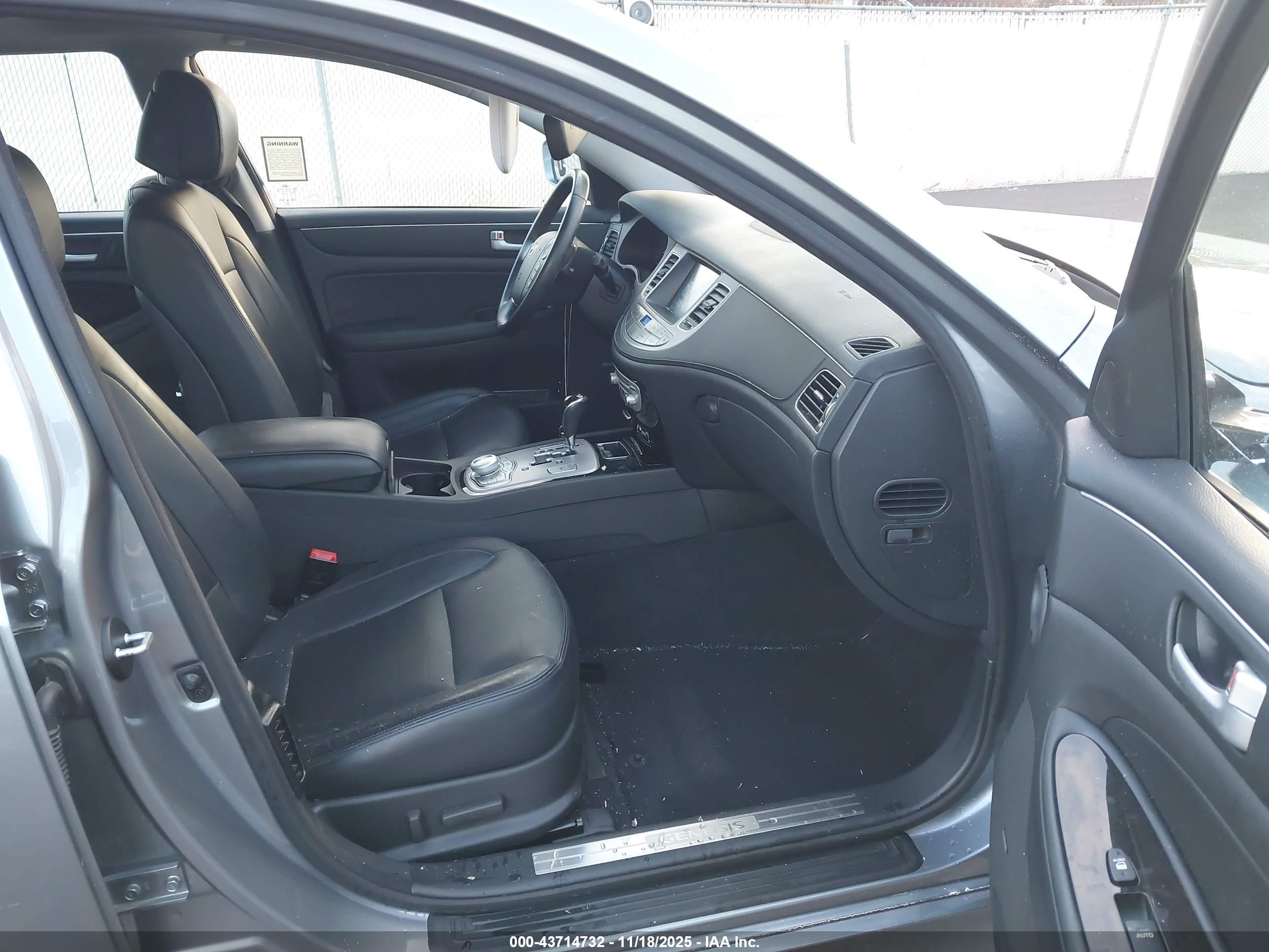 HYUNDAI GENESIS image 5